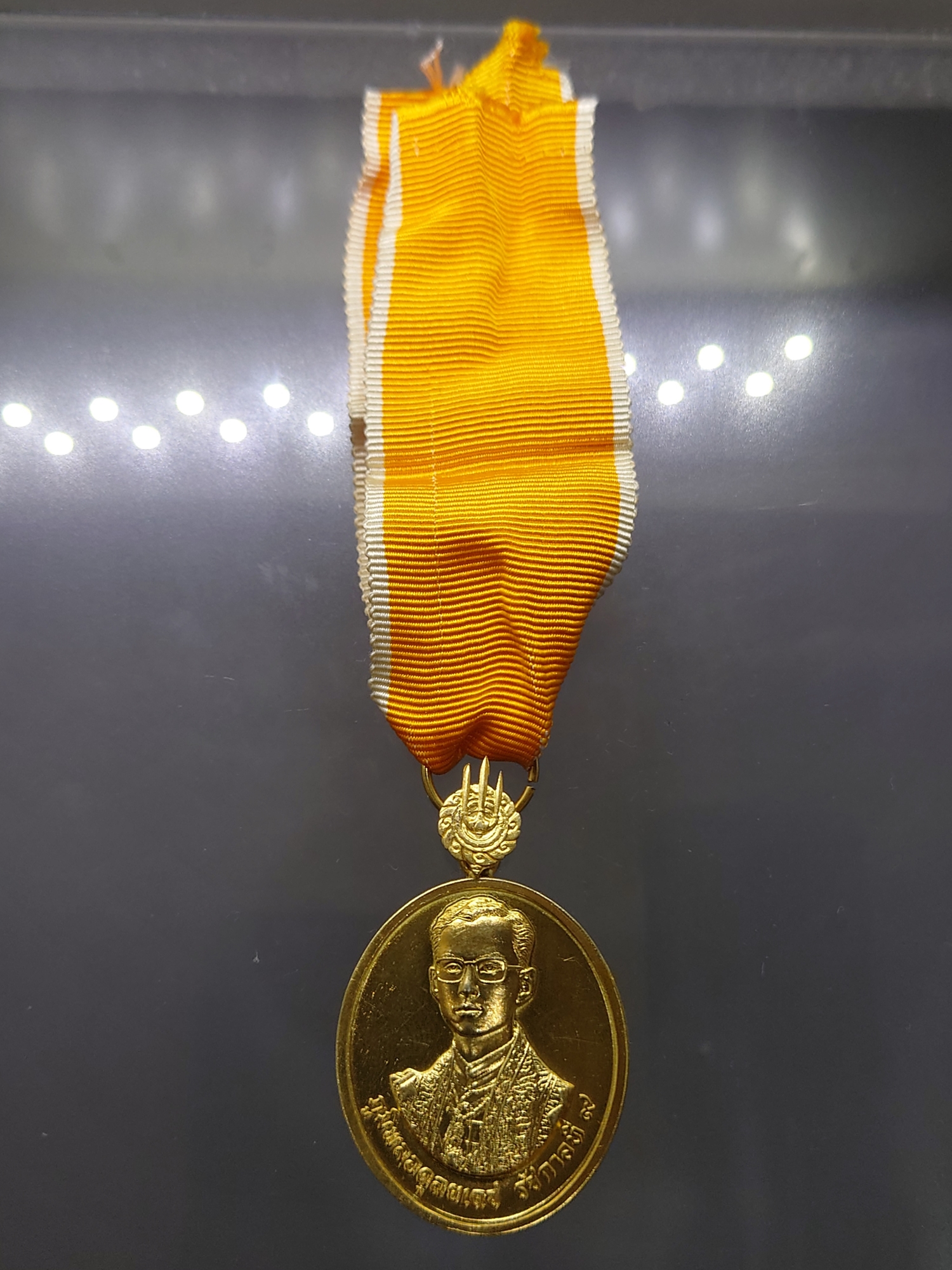 เหรียญที่ระลึกประดับแพรแถบ เนื้อเงินกาไหล่ทอง พระราชพิธีเฉลิมพระชนมพรรษา 60 พรรษา รัชกาลที่ 9 พ.ศ.2530 รุ่นนิยม สภาพสวย