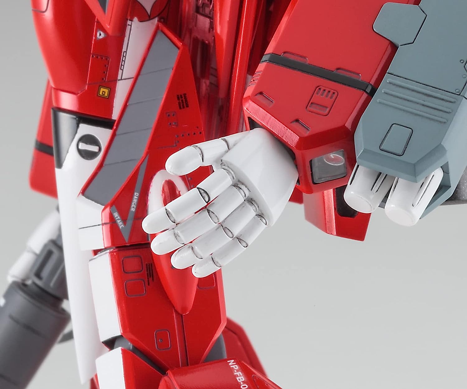 **MTS Toys**Hasegawa Macross 1/72 : VF-1J Super Battroid Valkyrie "Miria"