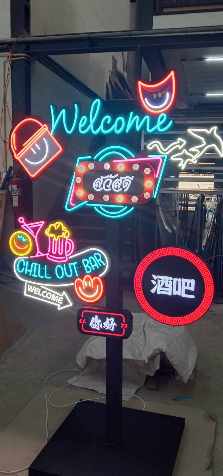 ป้ายตั้งโชว์ “CHILL OUT BAR” รวมไฟนีออนเฟล็กซ์หลายภาษา ต้อนรับลูกค้าทุกเชื้อชาติในบรรยากาศสุดสนุก