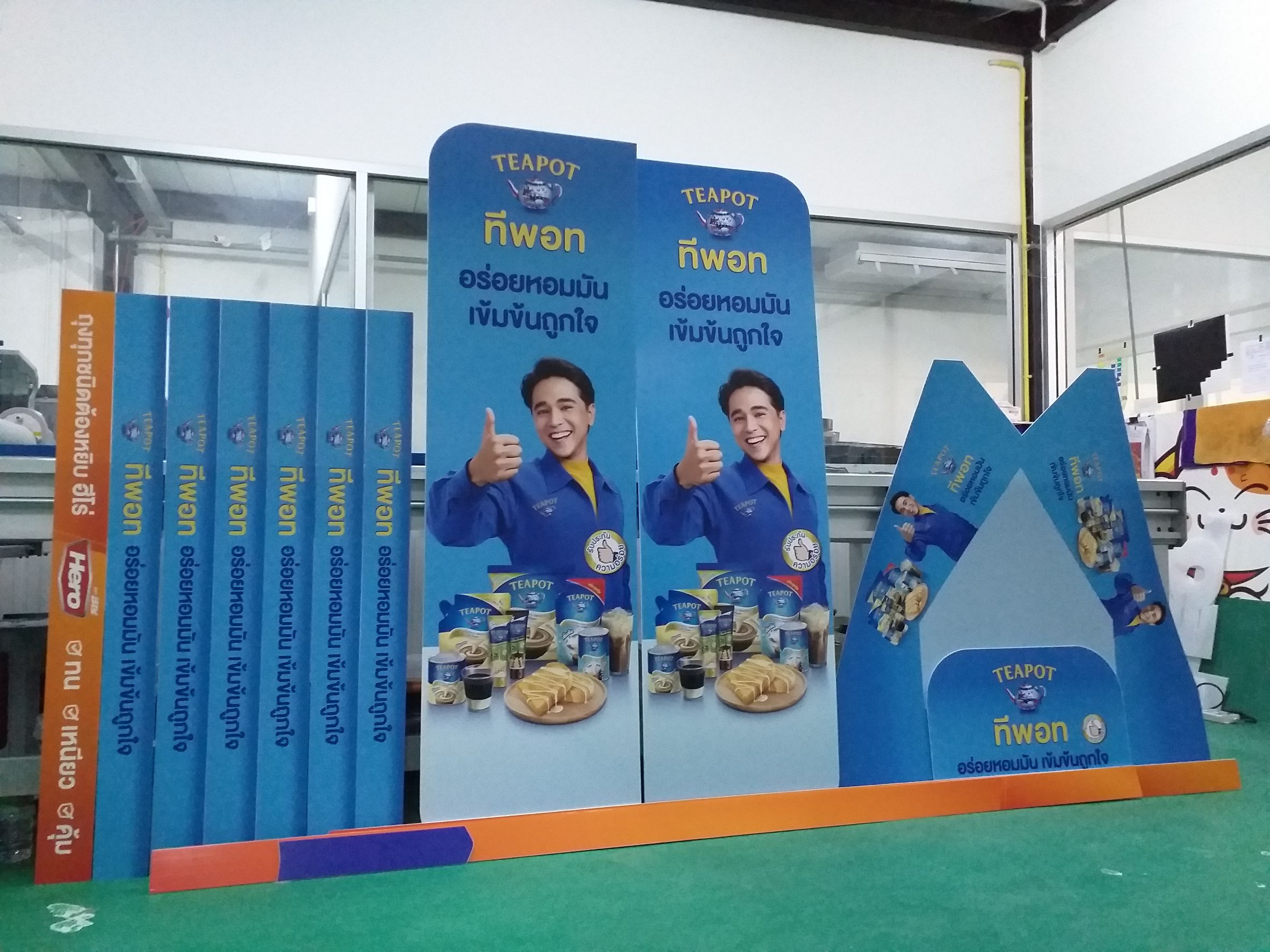 งานพิมพ์ลงบนแผ่นด้วยเครื่องUV งานติดบูทนิทรรศการ งานป้ายคีออส งานป้ายแบรนด์ TEAPOT ทีพอท