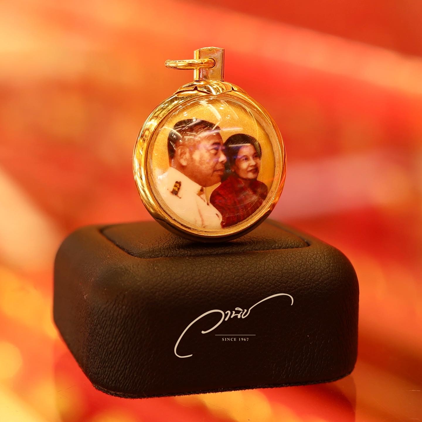 ล็อกเก็ตรูปภาพหินอ่อนแท้ เลี่ยมกรอบทองผ่าหวายทรงกลม By WANICH JEWELRY