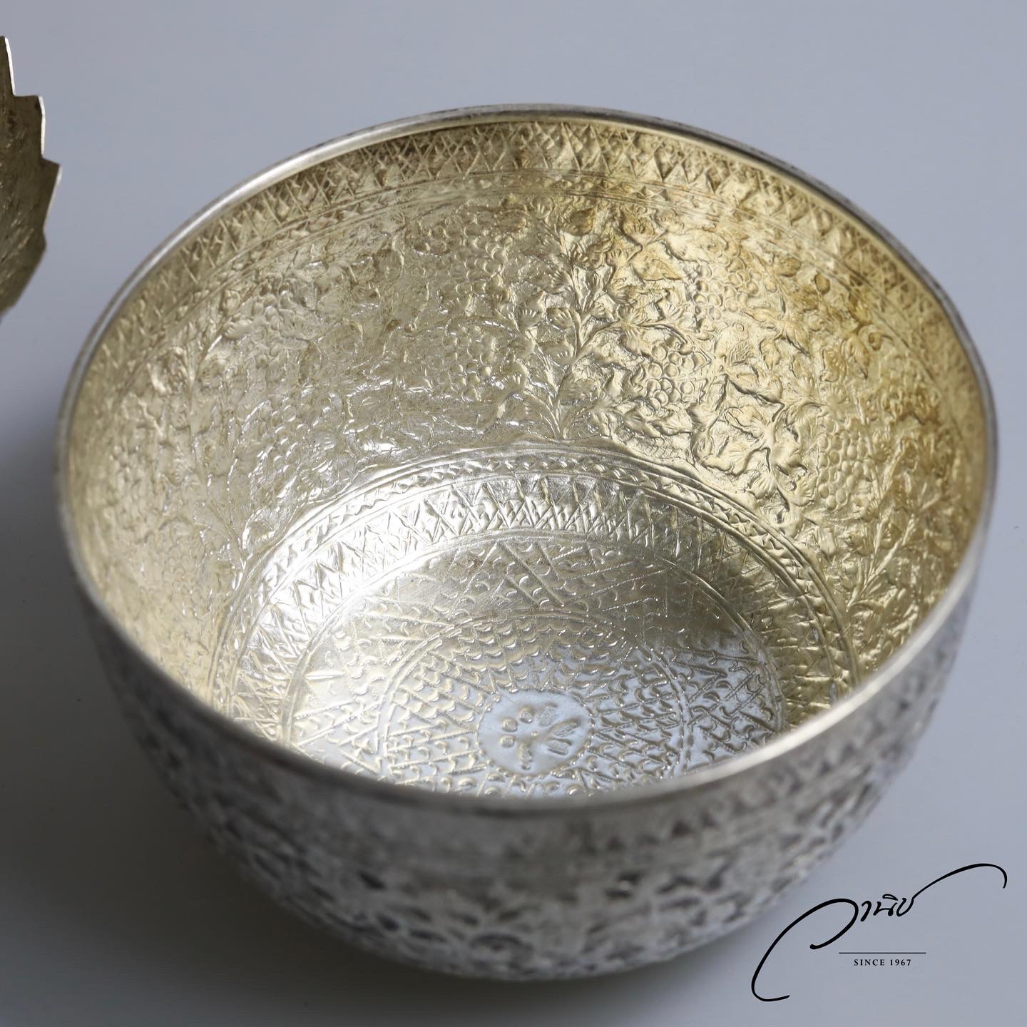 ชุดขันเงินและพานเงินรุ่นเก่า แกะลายต้นไม้และผลไม้