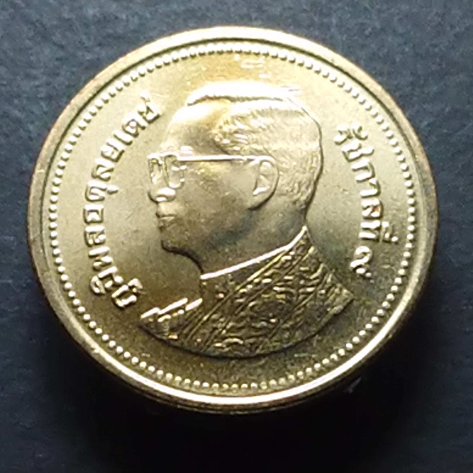 เหรียญ 2 บาท หมุนเวียน ปี พ.ศ.2558 สีทอง ไม่ผ่านใช้ UNC (ชุด 10 เหรียญ)