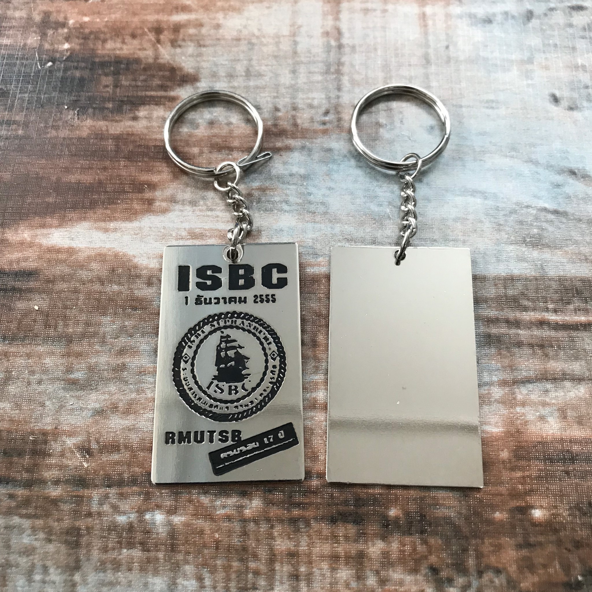 รับทำพวงกุญแจโลหะสลักลงสี ไดคัทตามแบบ โลหะปั๊ม