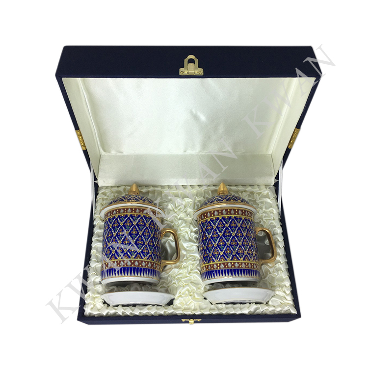 KWAN แก้วเบญจรงค์ ลายทวีทรัพย์ พื้นน้ำเงิน 2 ชุด พร้อม กล่องผ้าไหมสีกรมท่า