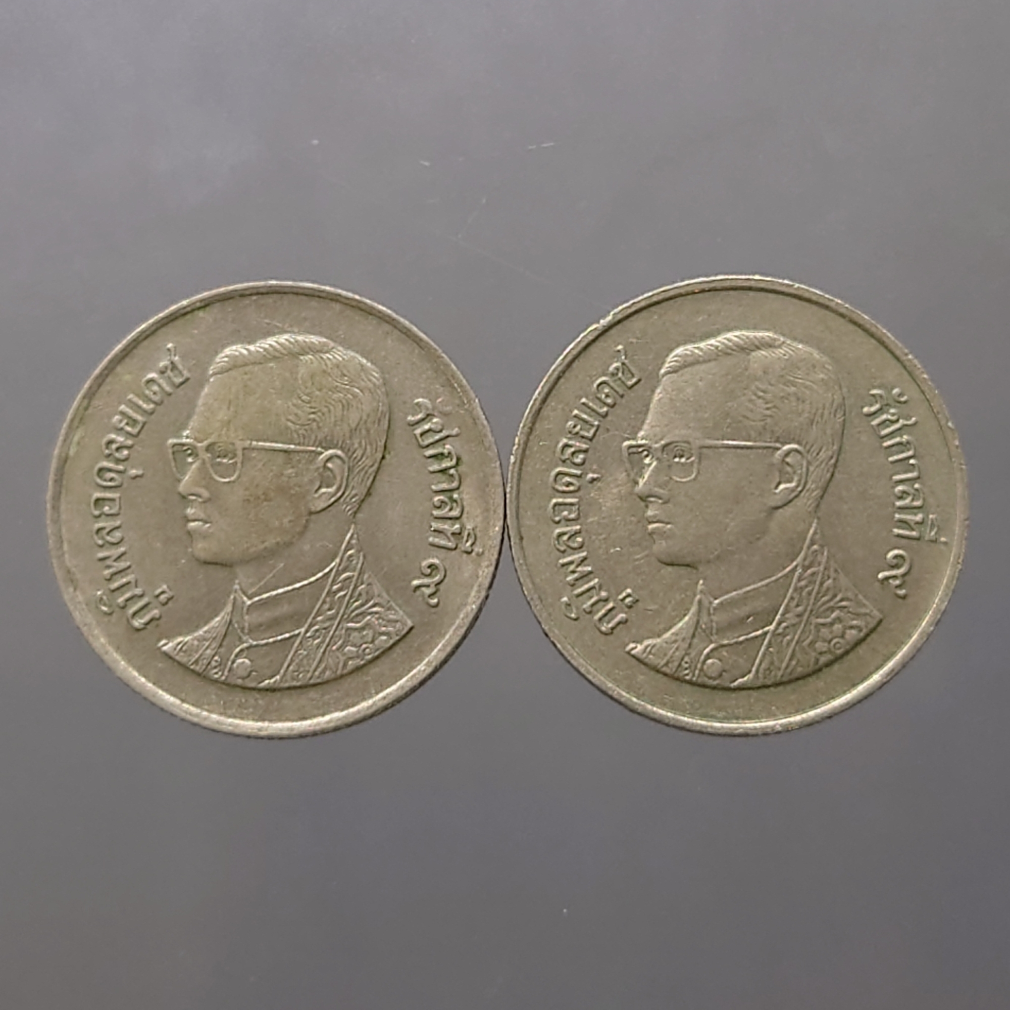 ชุดคู่ เหรียญ 1 บาท หมุนเวียน "ช่อฟ้าสั้น - ช่อฟ้ายาว" พ.ศ.2529 ผ่านใช้งานน้อย สภาพสวย