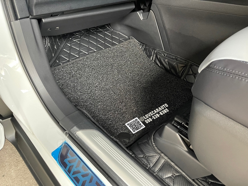 พรมปูพื้นรถยนต์ 7D Toyota Yaris cross 2023 เคฟล่าสีดำด้ายดำ +ไวนิลดำ