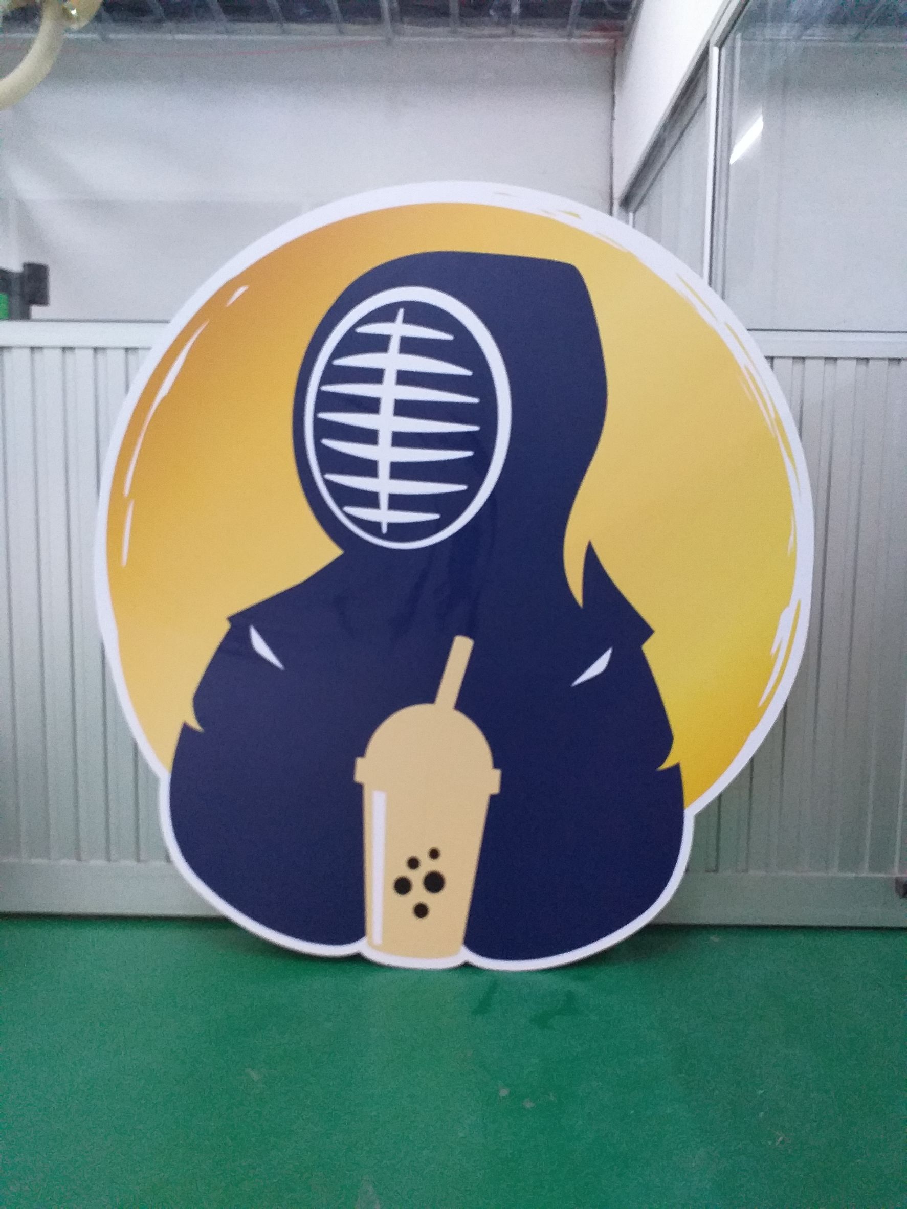 งานปริ้นท์สติกเกอร์โปร่งแสงออกไฟ ลงบนตัวหนังสือขอบอลูมิเนียม งานเคนโด้ชา