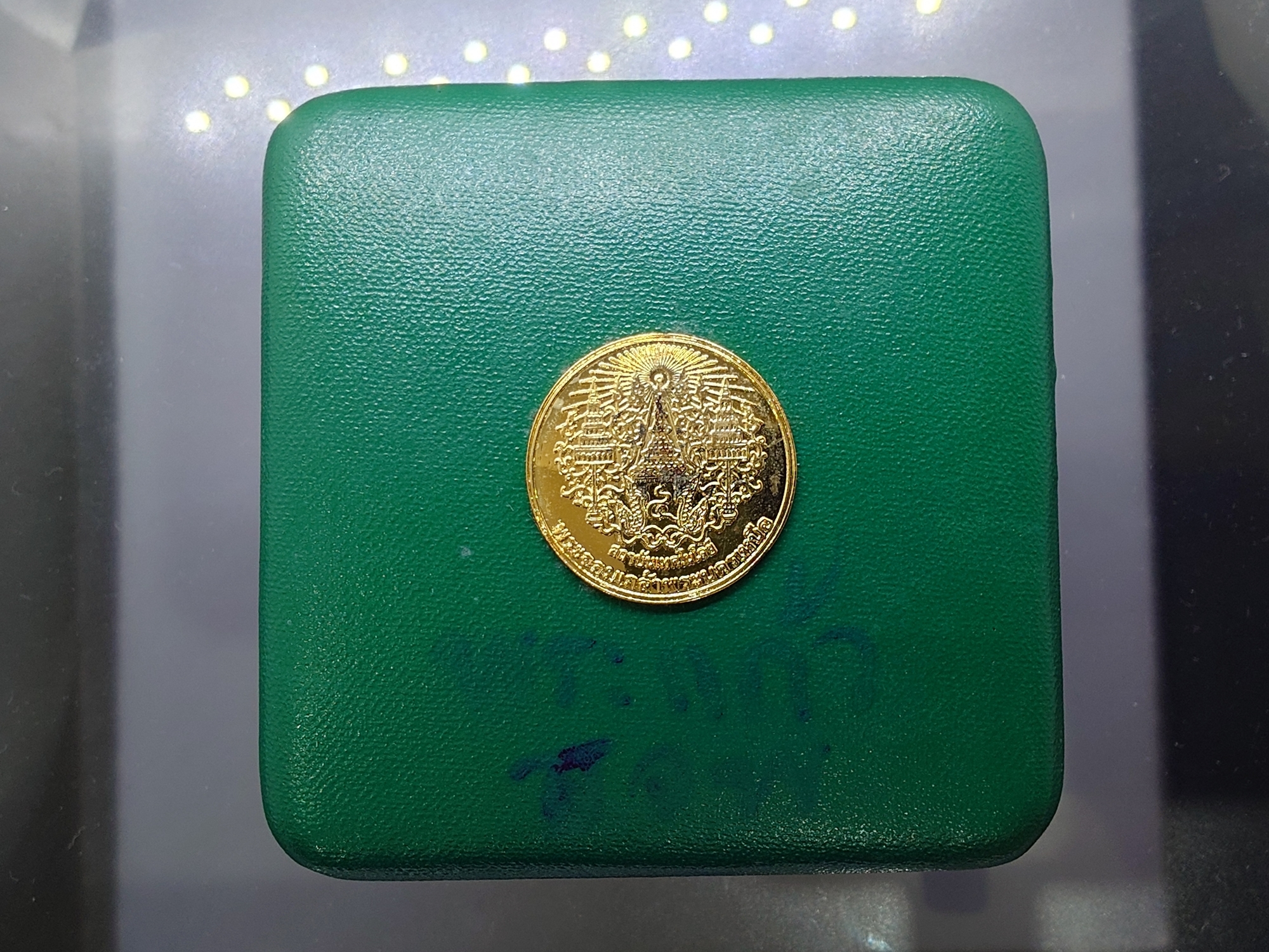 เหรียญพระแก้วมรกต ทรงเครื่อง 3 ฤดู พระจอมเกล้าพระนครเหนือ ปี 2538 เนื้อเงินขัดเงา ขนาด 4 ซ.ม. พร้อมกล่องเดิม