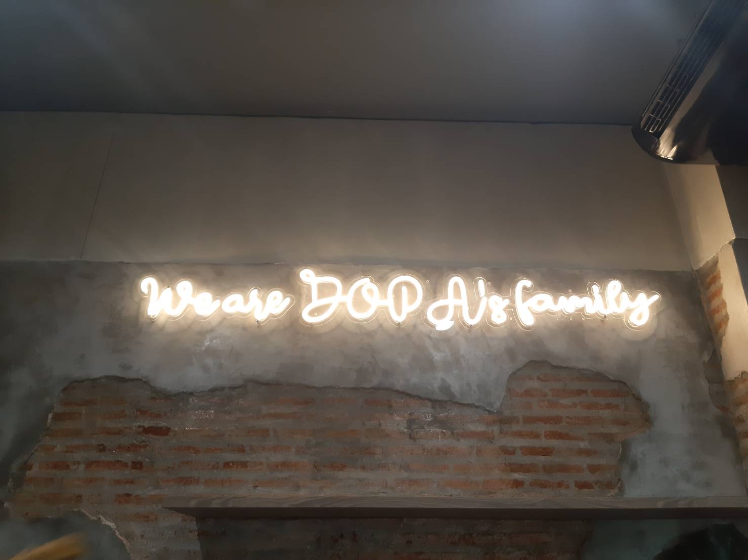 งานป้ายนีออนดัดแอลอีดี ป้ายสไตล์วินเทจ คำว่า We are DOPA's family