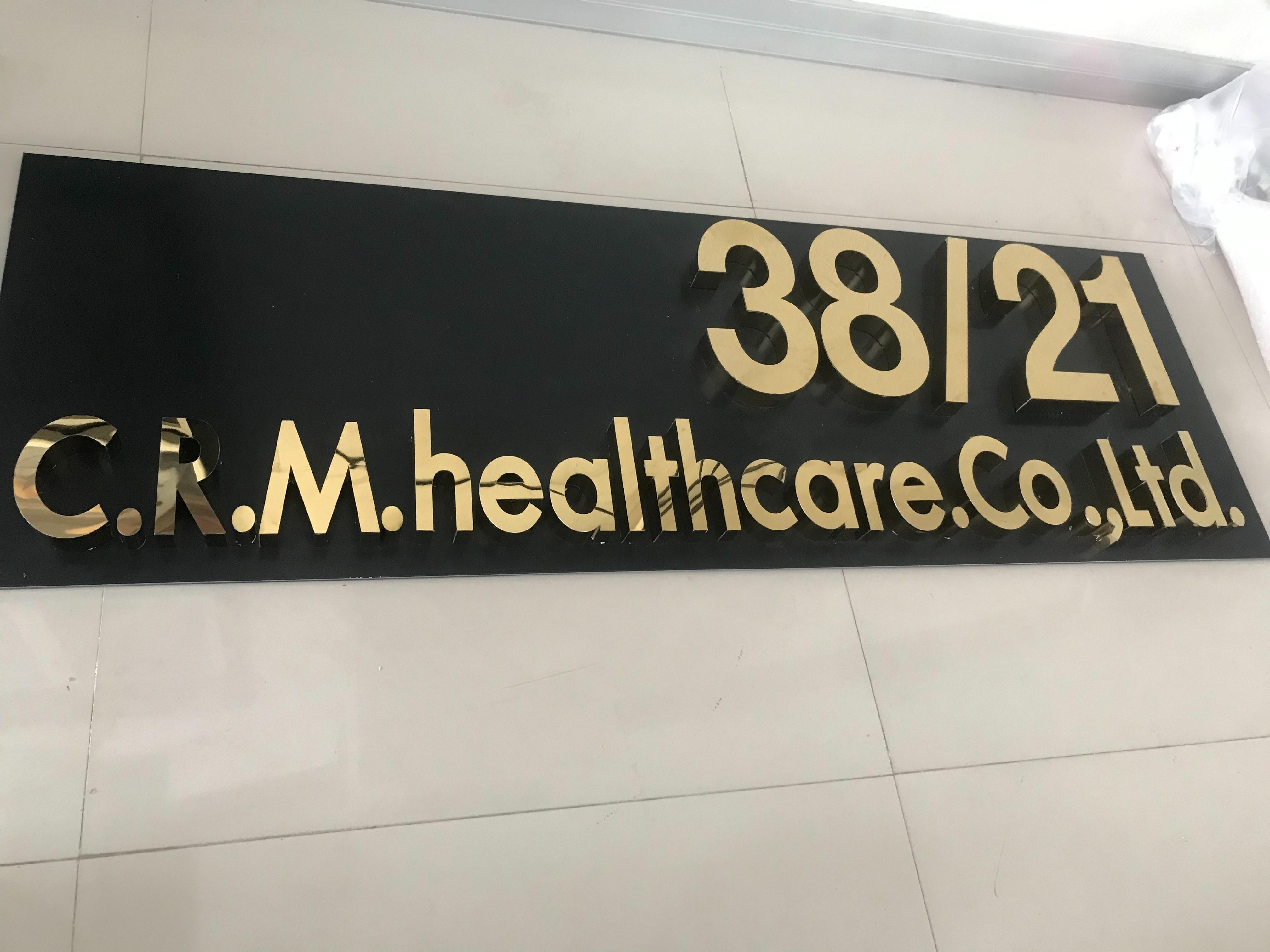 งานป้ายชื่อบริษัทและบ้านเลขที่ งานป้ายบ้านเลขที่และป้ายชื่อเป็นอักษรโลหะ ตัวอักษรสแตนเลสทองเงา งานป้ายชื่อC.R.M.healthcare.Co.,Ltd.