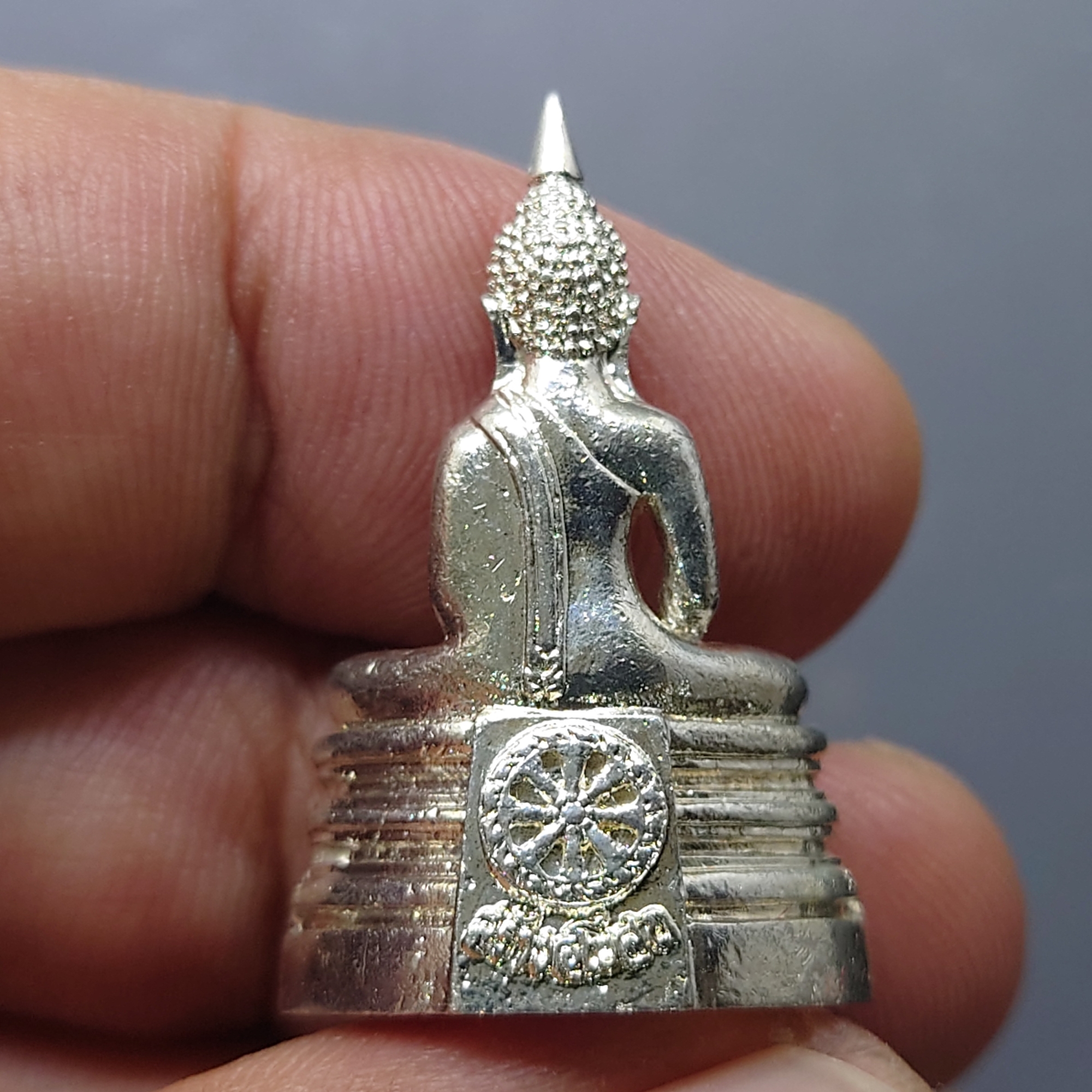 พระพุทธโสธร รุ่นสร้างพระอุโบสถ พิมพ์ใหญ่ เนื้อเงินขัดเงาบางส่วน วัดโสธรวรารามวรวิหาร พ.ศ.2539 พร้อมกล่องเดิม