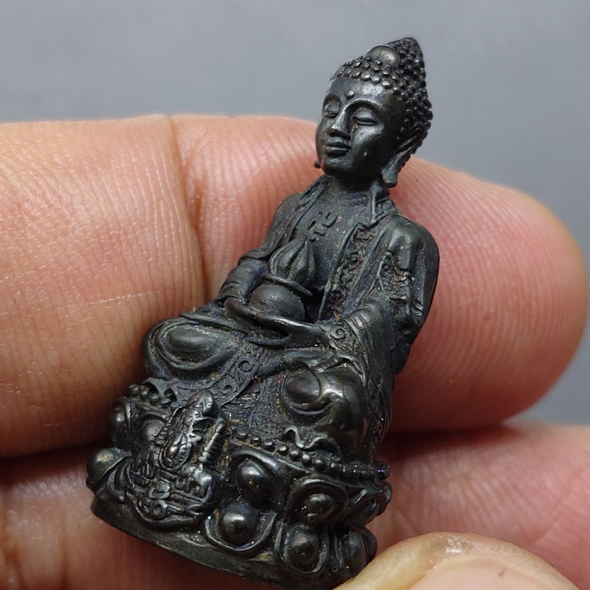 พระกริ่งยูไลฮุก กาญจนาภิเษก (กรรมการ) เนื้อนวะโลหะพิเศษผสมทองคำ โครงการพัฒนาบูรณะพระอุโบสถ วัดแก้วแจ่มฟ้า พ.ศ.2539 พร้อมกล่อง