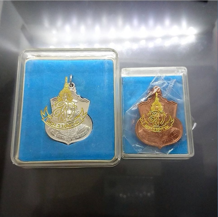 เหรียญที่ระลึกพระนเรศวรมหาราช รุ่น สู้ หลัง สก เนื้อเงิน-เนื้อทองแดง พ.ศ.2548 พร้อมตลับเดิม