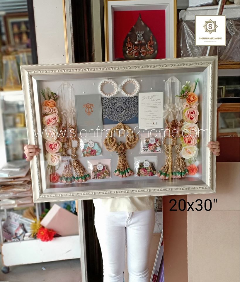 กรอบรูปทรงลึกสองชั้นซ้อน ปูพื้นสีเงิน ขนาด 20x30นิ้ว ไม้ขาวลายงาช้าง เสริมไม้สีเงิน