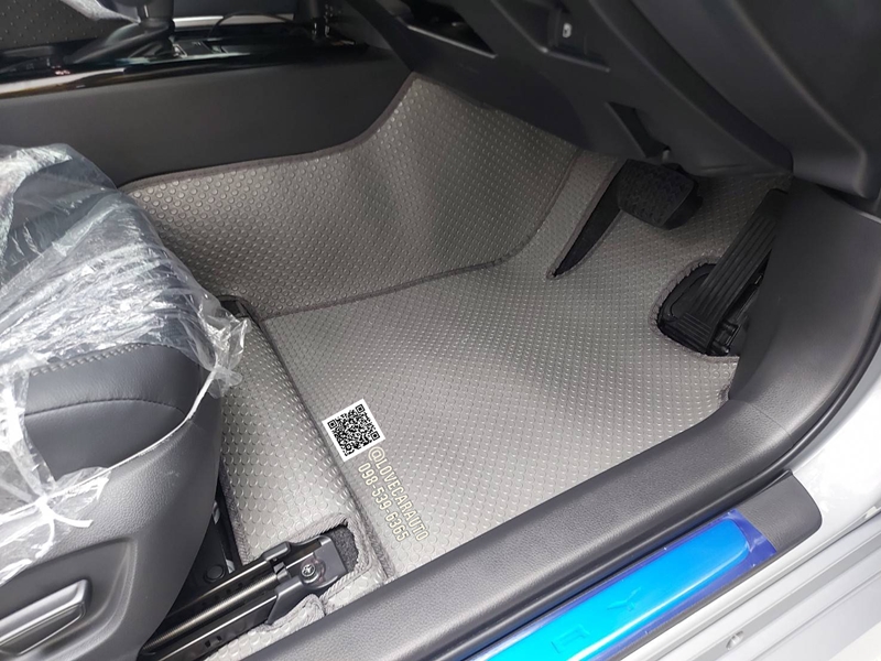 พรมปูพื้นรถยนต์ Toyota Camry 2025 กระดุมเล็กสีเทา