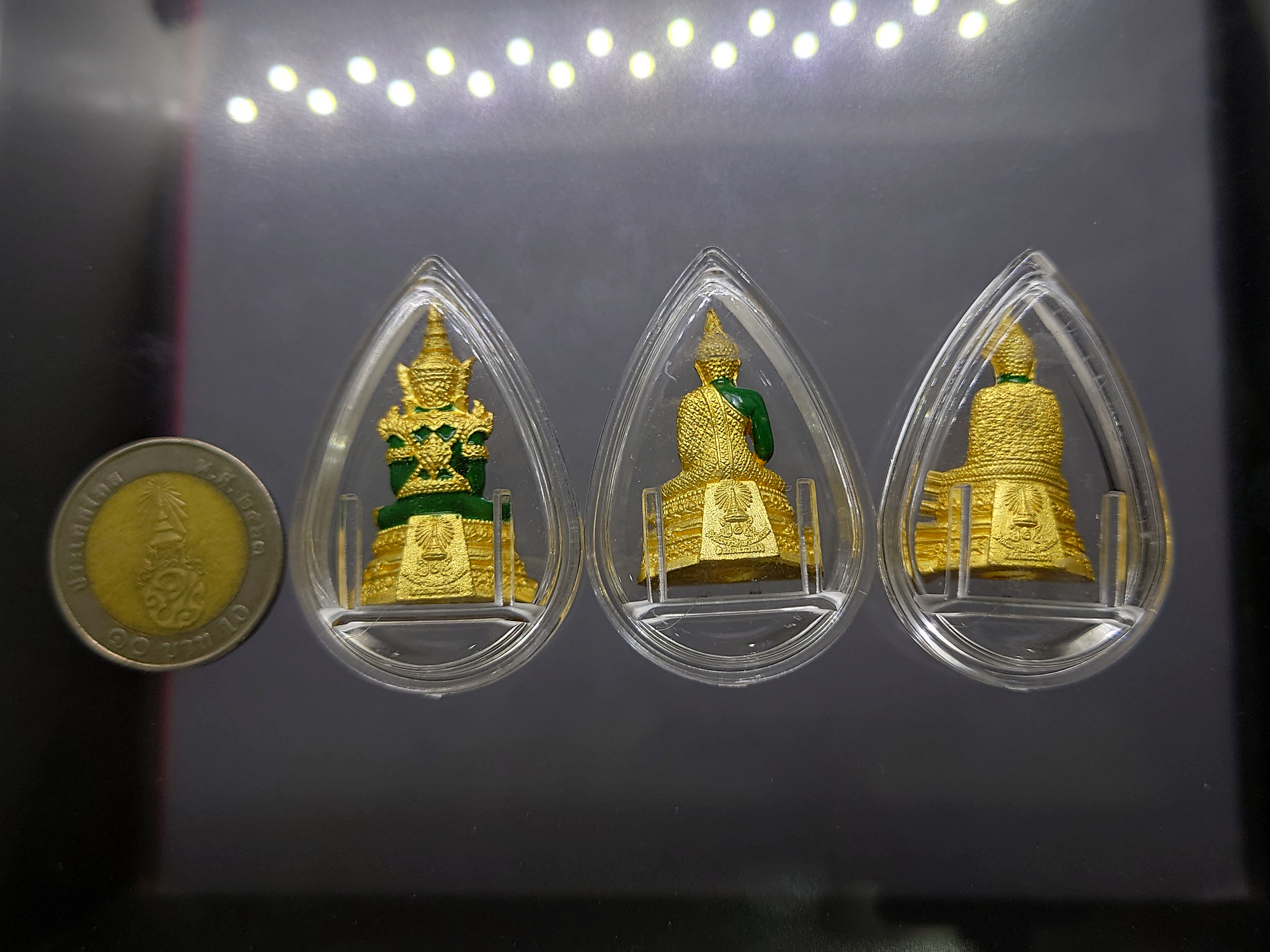 พระแก้วมรกต ชุด 3 ฤดู เนื้อโลหะเคลือบสีเขียว เครื่องทรงชุบทอง สำนักพระราชวัง สร้าง พุทธาภิเษก ณ วัดพระศรีรัตนศาสดาราม พ.ศ.2547 พร้อมกล่องเดิม รับประกันแท้