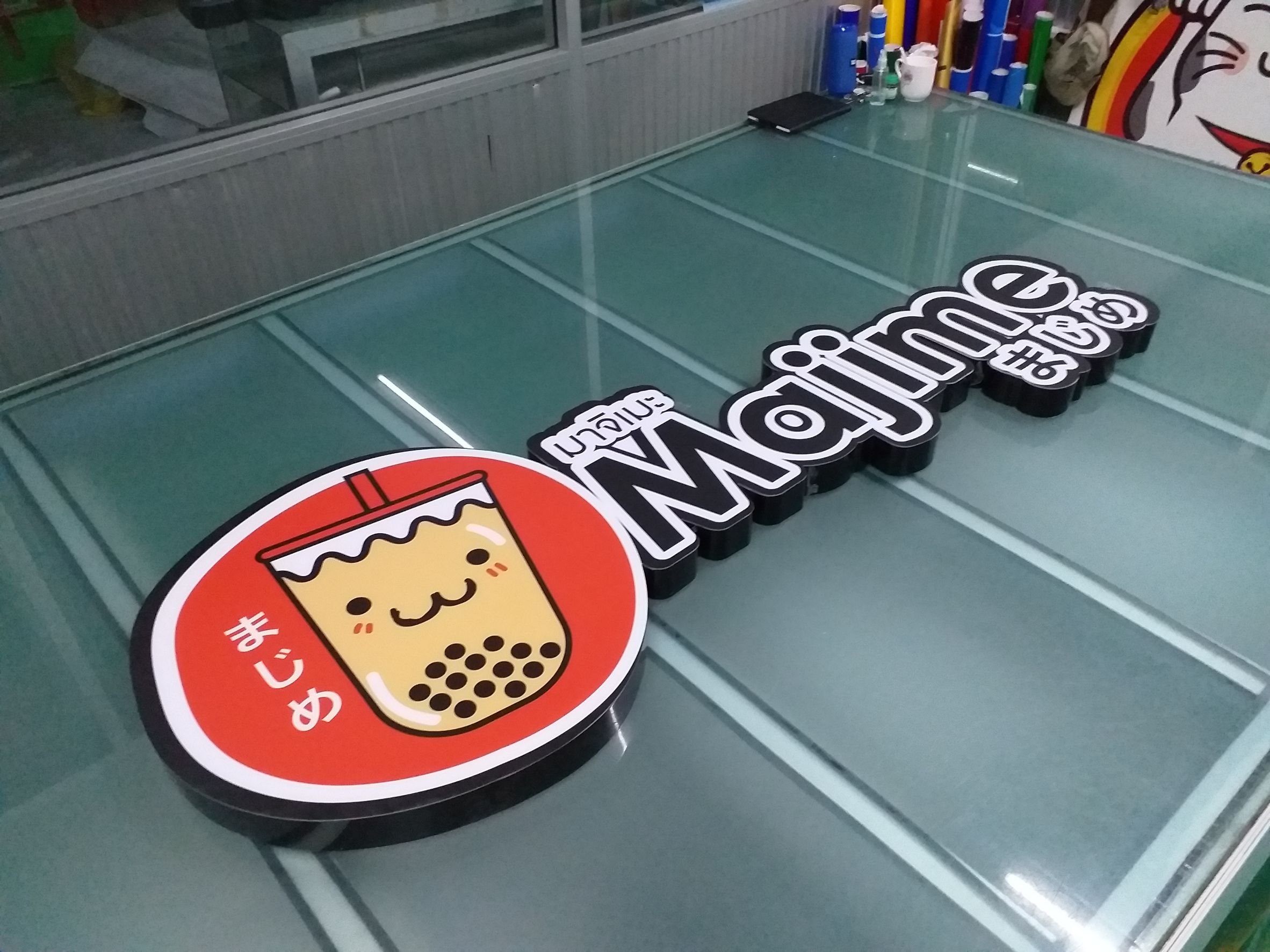 ป้ายร้านชานม งานป้ายไฟตัวอักษรแอลอีดี ไฟออกหน้าขอบอลูมิเนียม งานMAJIME