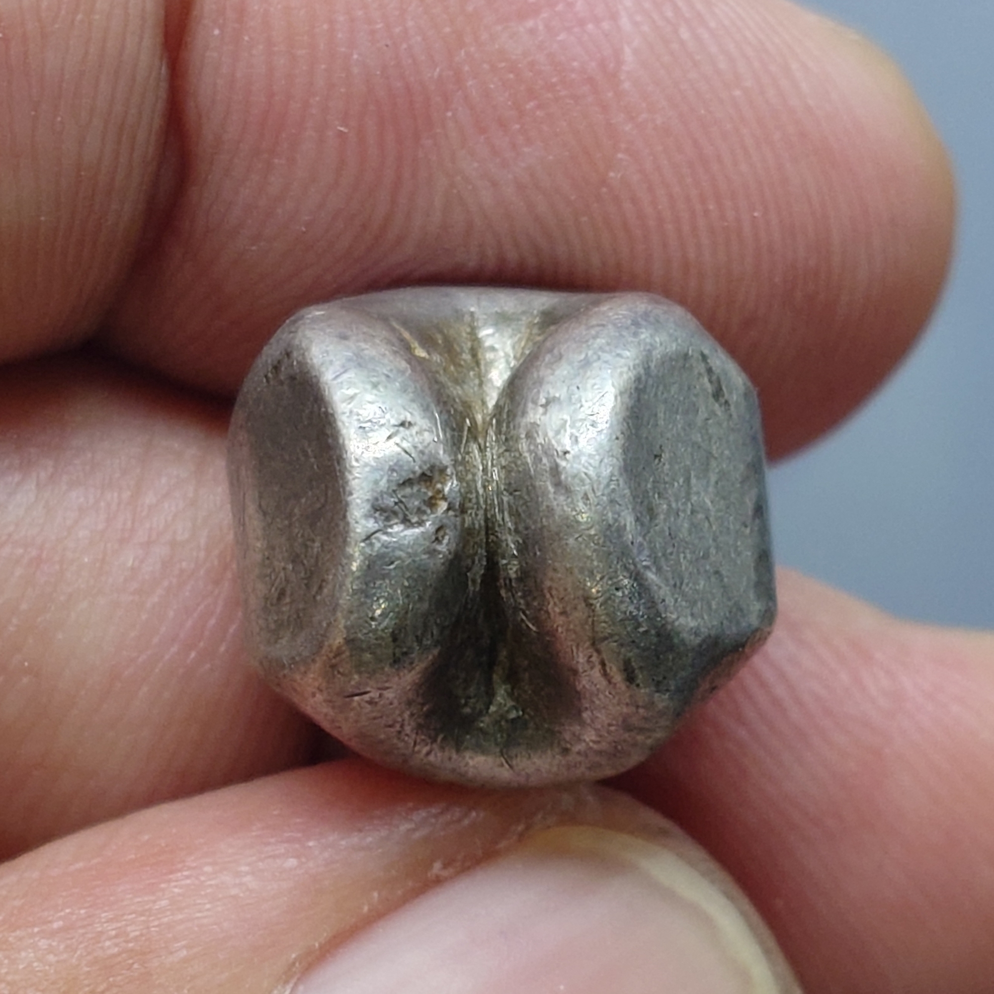 พดด้วง ขนาด 1 บาท ตราครุฑ - พระแสงจักร สมัยรัชกาลที่ 2 สภาพสวย