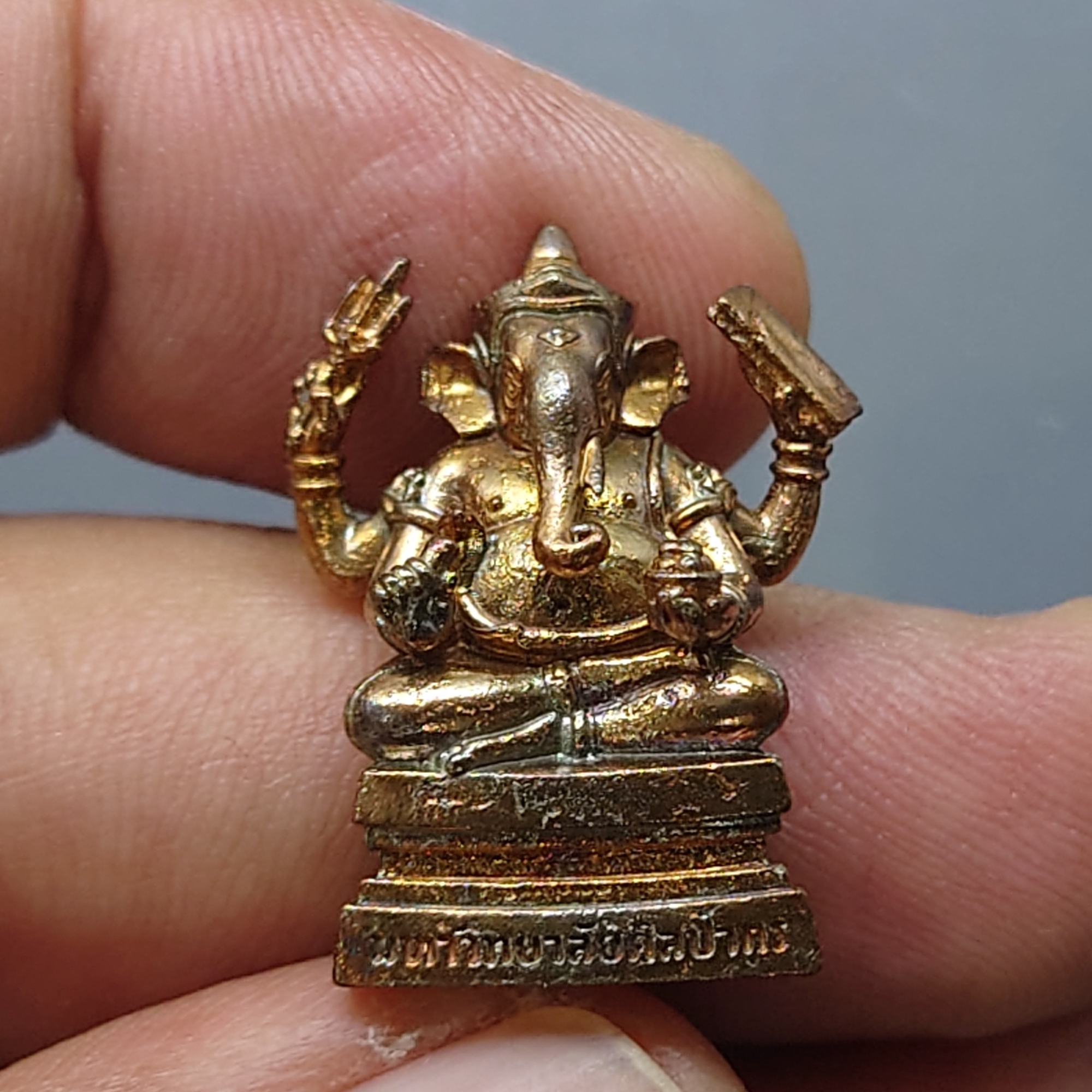 พระพิฆเนศ ประจำมหาวิทยาลัยศิลปากร วังท่าพระ เนื่องในวาระครบรอบ 80 ปี มหาวิทยาลัยศิลปากร เนื้อสัมฤทธิ์ หน้าตัก 1.5 ซม.ปี2566 พร้อมตลับเดิม