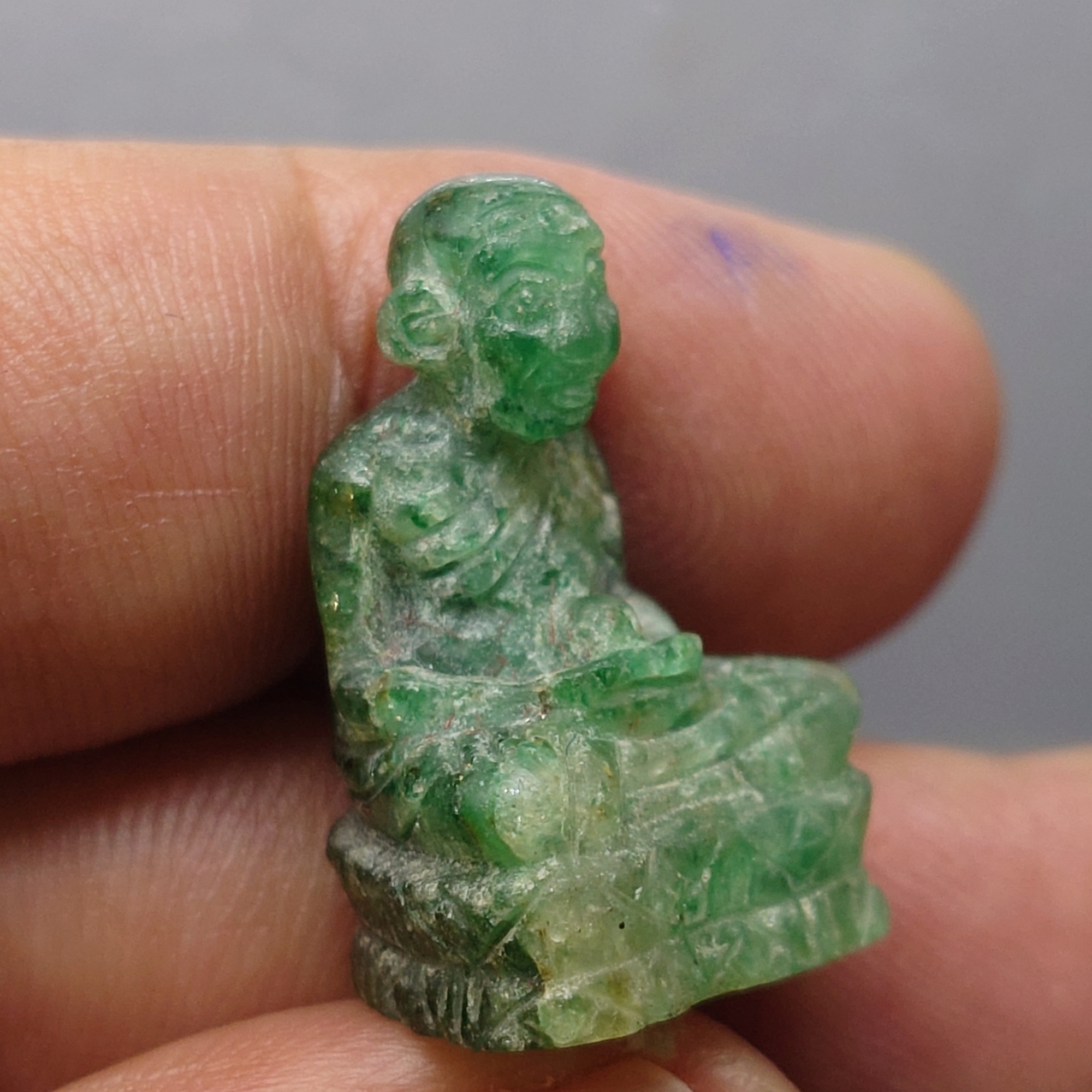 หลวงปู่ทวดหยก ลอยองค์ ใต้ฐานฝังหมุดทองคำแท้ วัดพะโคะ จ. สงขลา ปี 2543 พร้อมกล่องเดิม จัดสร้างโดย สมาคมชาวเพชรบุรี