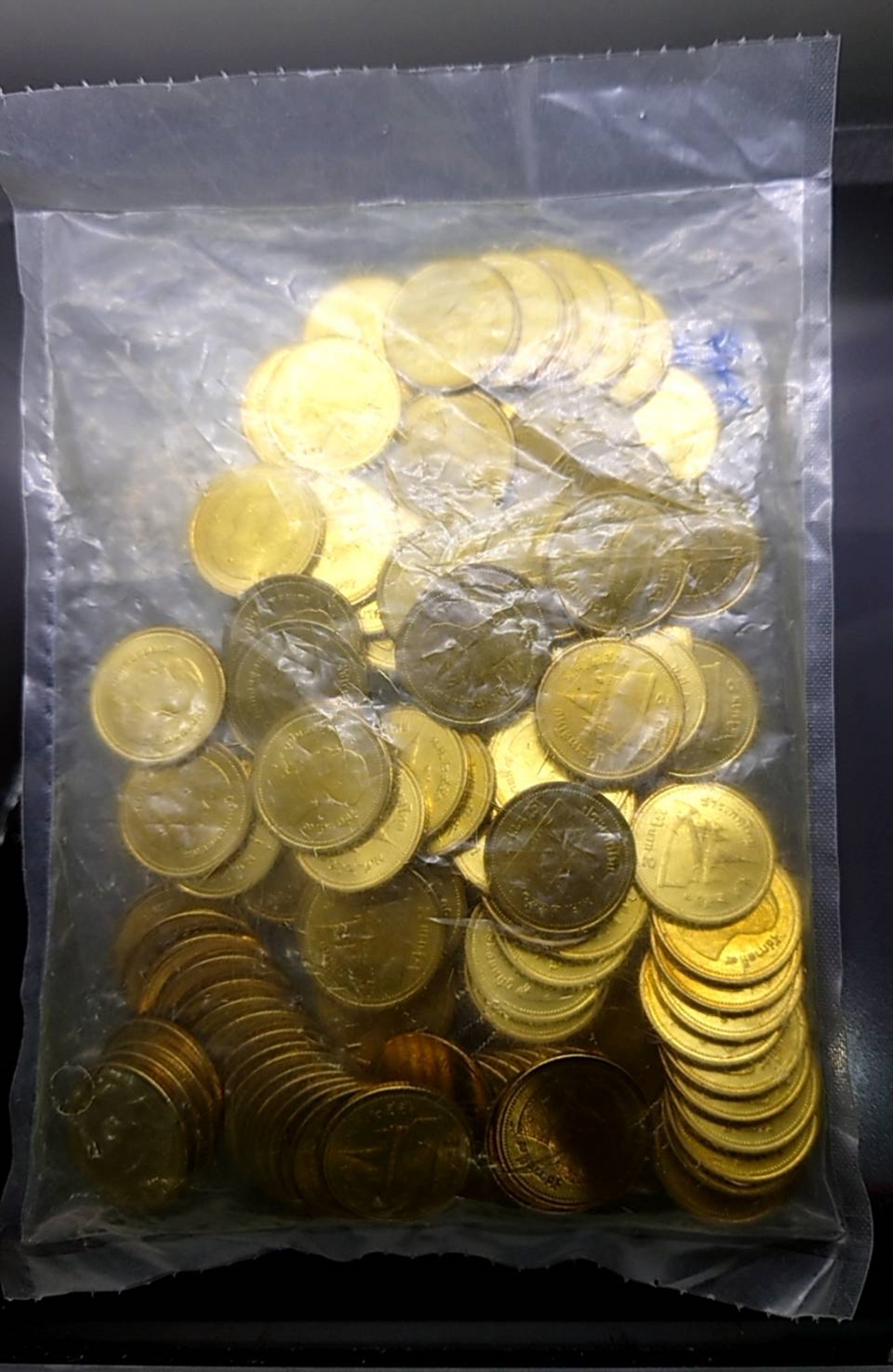 เหรียญยกถุง (100 เหรียญ) เหรียญ 2 บาท หมุนเวียน ปี พ.ศ.2551 สีทอง ไม่ผ่านใช้ ติดลำดับหายาก ลำดับ 2