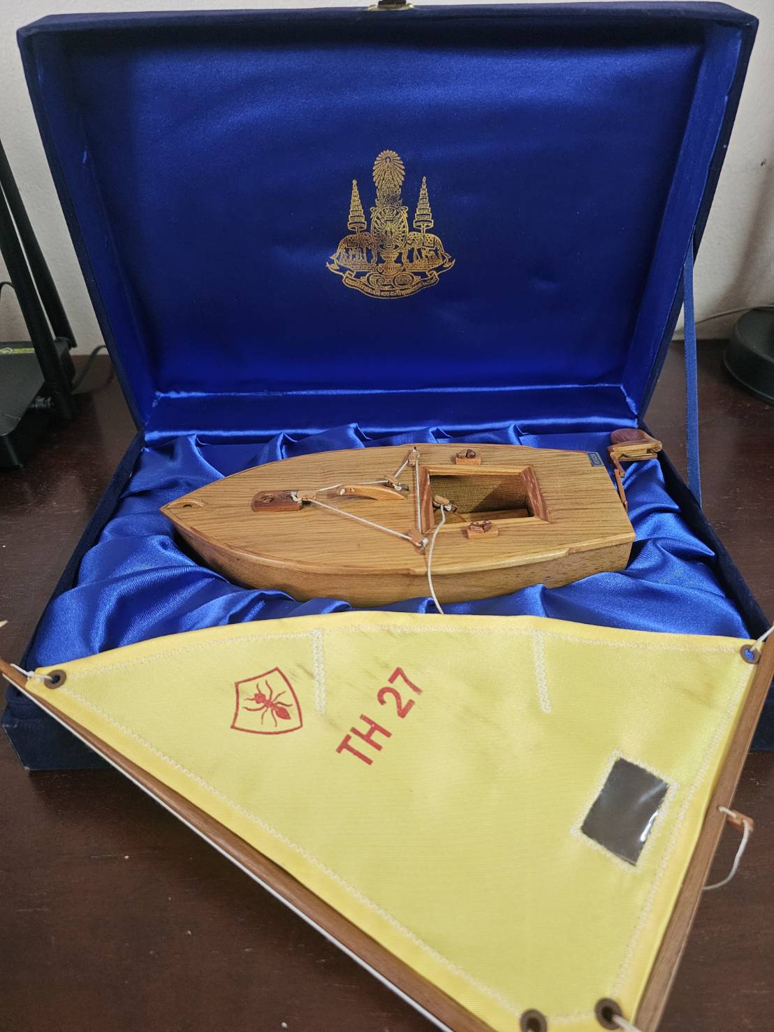 เรือใบมด จำลอง พระบาทสมเด็จพระเจ้าอยู่หัวรัชกาลที่ 9 ปี 2539 พร้อมกล่องผ้าไหม ของสะสมหายาก สภาพสมบูรณ์