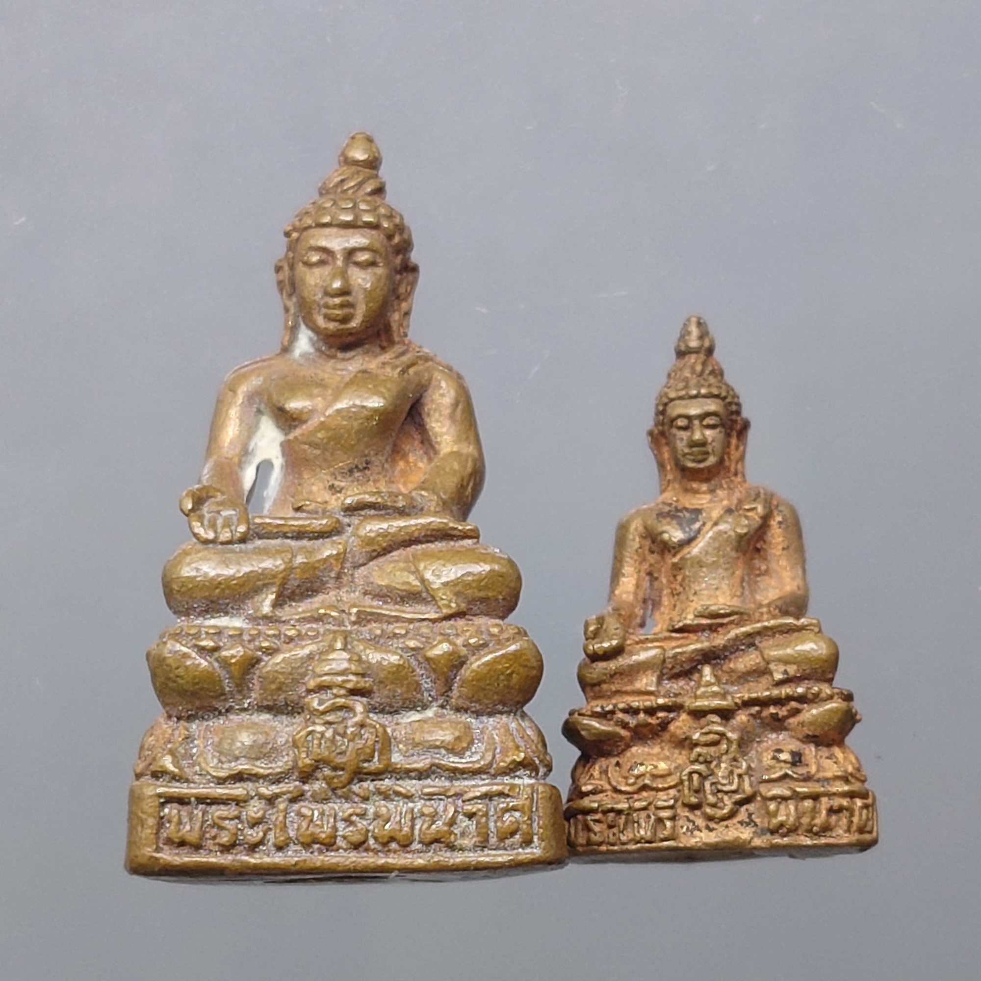 พระกริ่งไพรีพินาศ พระชัยวัฒน์ ไพรีพินาศ ญสส. เนื้อทองแดง รุ่นเจริญสุข วัดบวรนิเวศวิหาร ปี2542 พร้อมกล่องไม้เดิมๆ