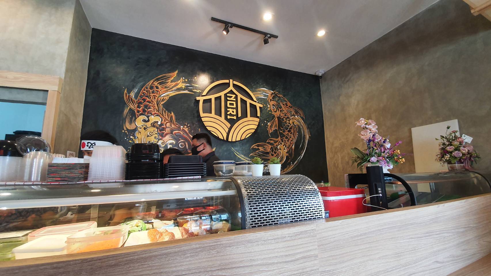 ป้ายอะคริลิคฉะลุแปะด้วยสแตนเลสทอง งานNORI