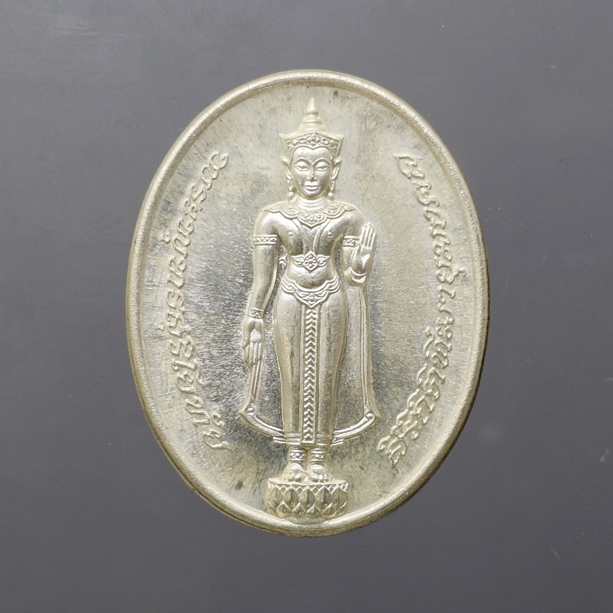 พระพุทธสุริโยทัยสิริกิติทีฆายุมงคล เนื้อเงิน หลังตราพระนามาภิไธยย่อ ส.ก ที่ระลึกพระราชพิธีสมโภชพระเจดีย์ศรีสุริโยทัย จ.อยุธยา ปี2534 ตลับเดิม