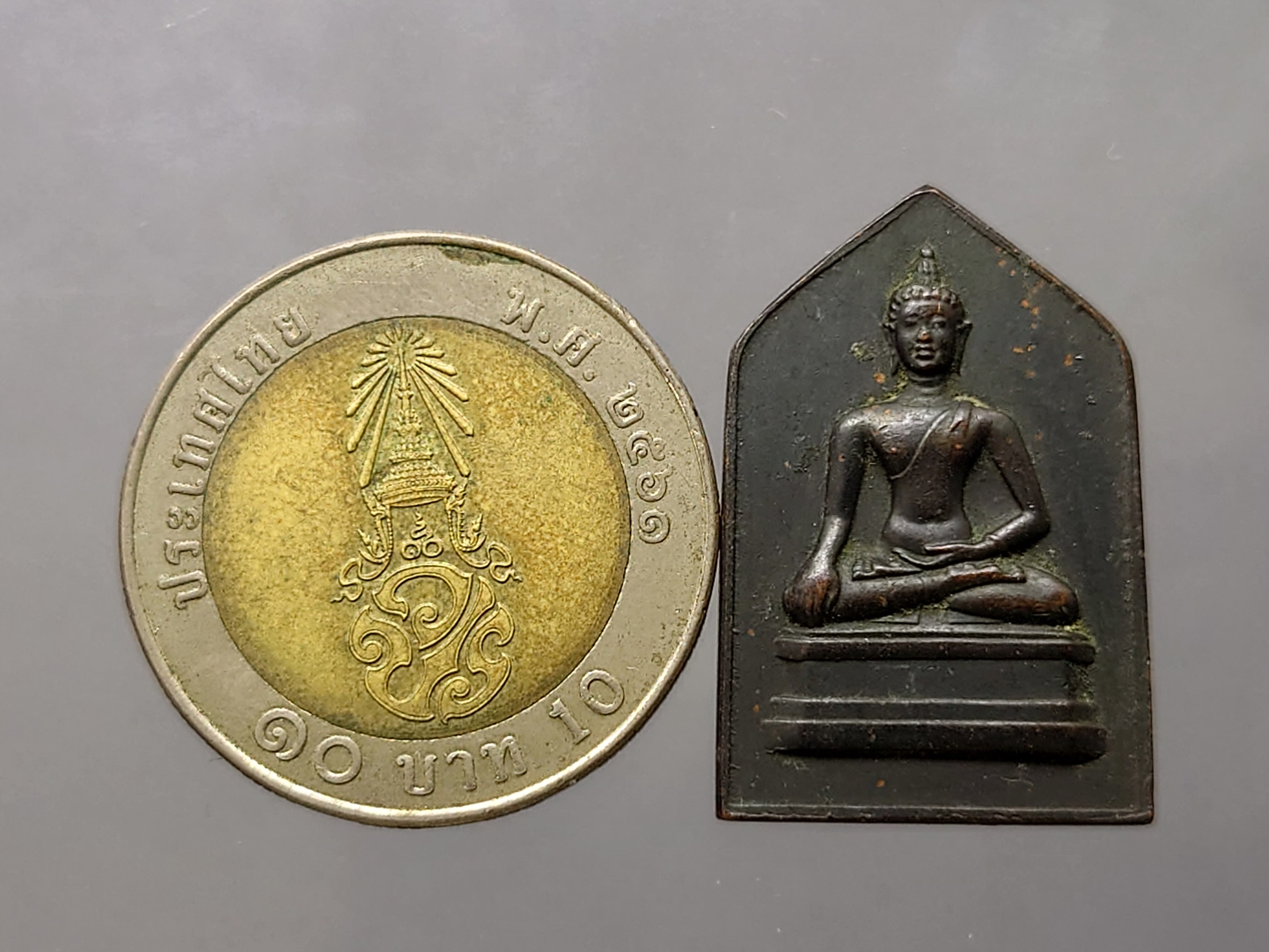 เหรียญพระพุทธเชียงแสน สิงห์หนึ่ง หลังลายเซ็นจอมพล ป.พิบูลย์สงคราม พ.ศ.๒๔๙๕