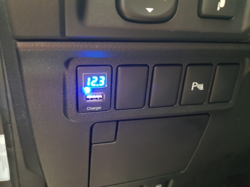 VOLT&USB Charger สำหรับ Toyota Vios Yaris Altis REVO New Fortuner Camry