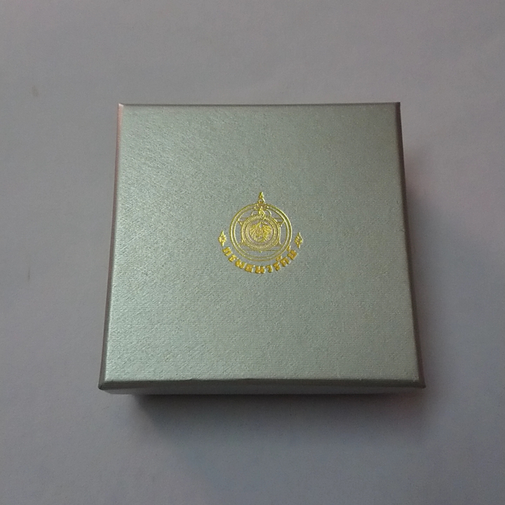 เหรียญ 800 บาท เนื้อเงินขัดเงา ที่ระลึก เฉลิมพระชนมพรรษา 80 พรรษา สมเด็จพระนางเจ้าสิริกิติ์ พระบรมราชินีนาถ พ.ศ.2555 พร้อมกล่องและใบเซอร์