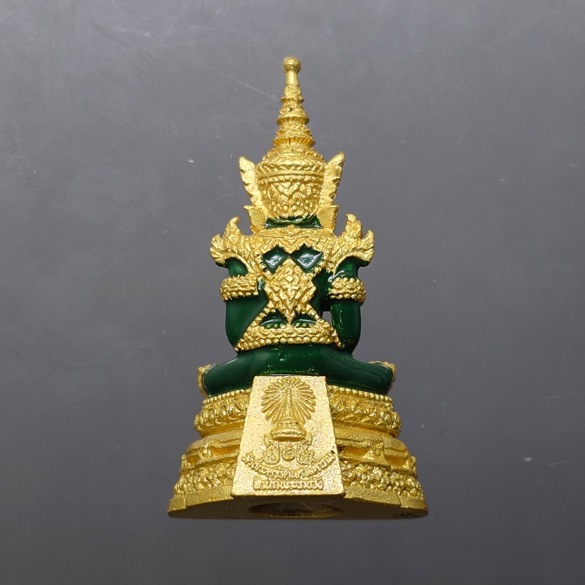 พระแก้วมรกต เครื่องทรงฤดูร้อน (ขนาดสูง 3.5 เซน) เนื้อโลหะเคลือบสีเขียว เครื่องทรงชุบทอง สำนักพระราชวัง สร้าง พุทธาภิเษก ณ วัดพระศรีรัตนศาสดาราม พ.ศ.2547 ตลับเดิม รับประกันแท้