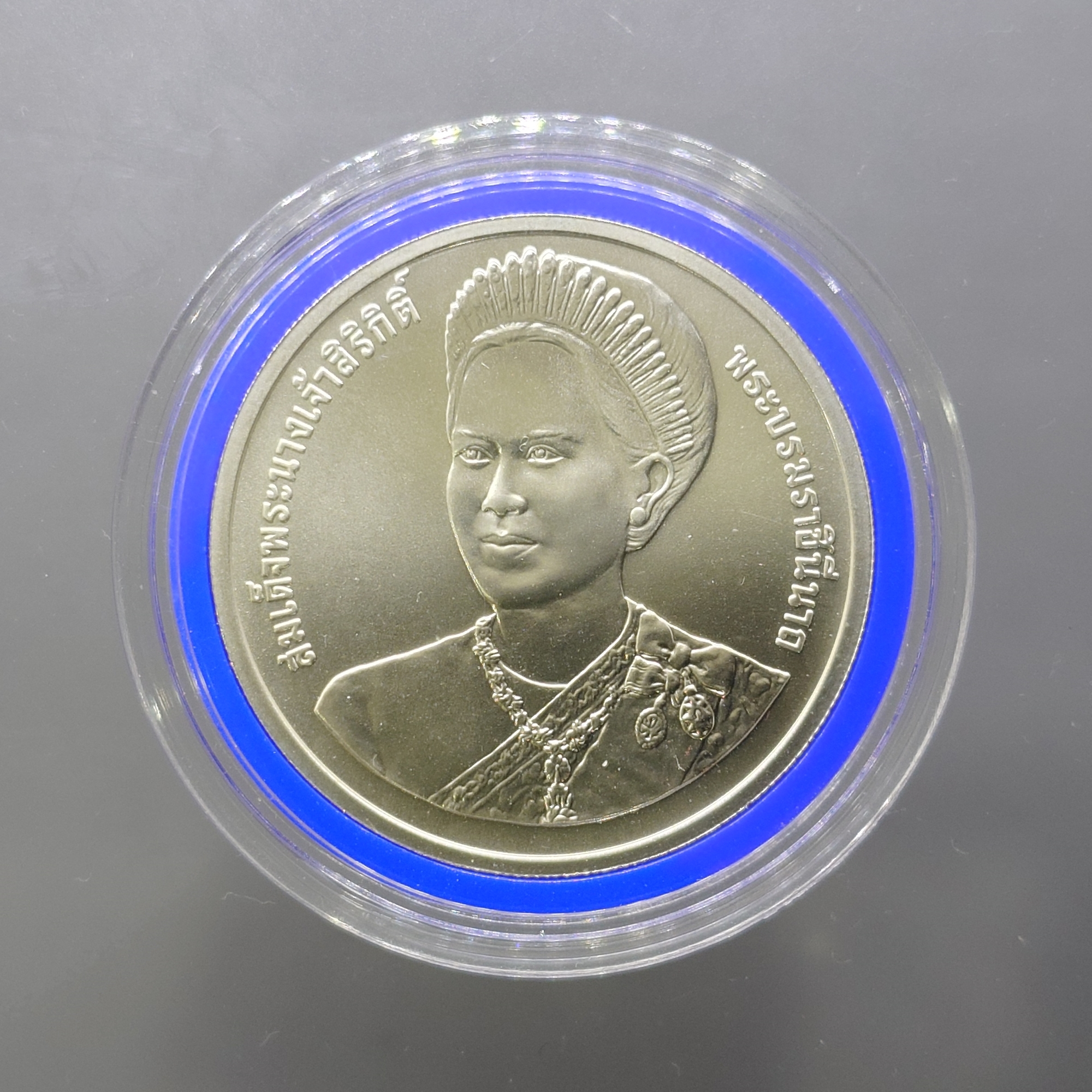 เหรียญ 600 บาท ที่ระลึกพระราชพิธีมหามงคลเฉลิมพระชนมพรรษา 6 รอบ ราชินี พ.ศ.2547 ไม่ผ่านใช้ พร้อมใบเซอร์