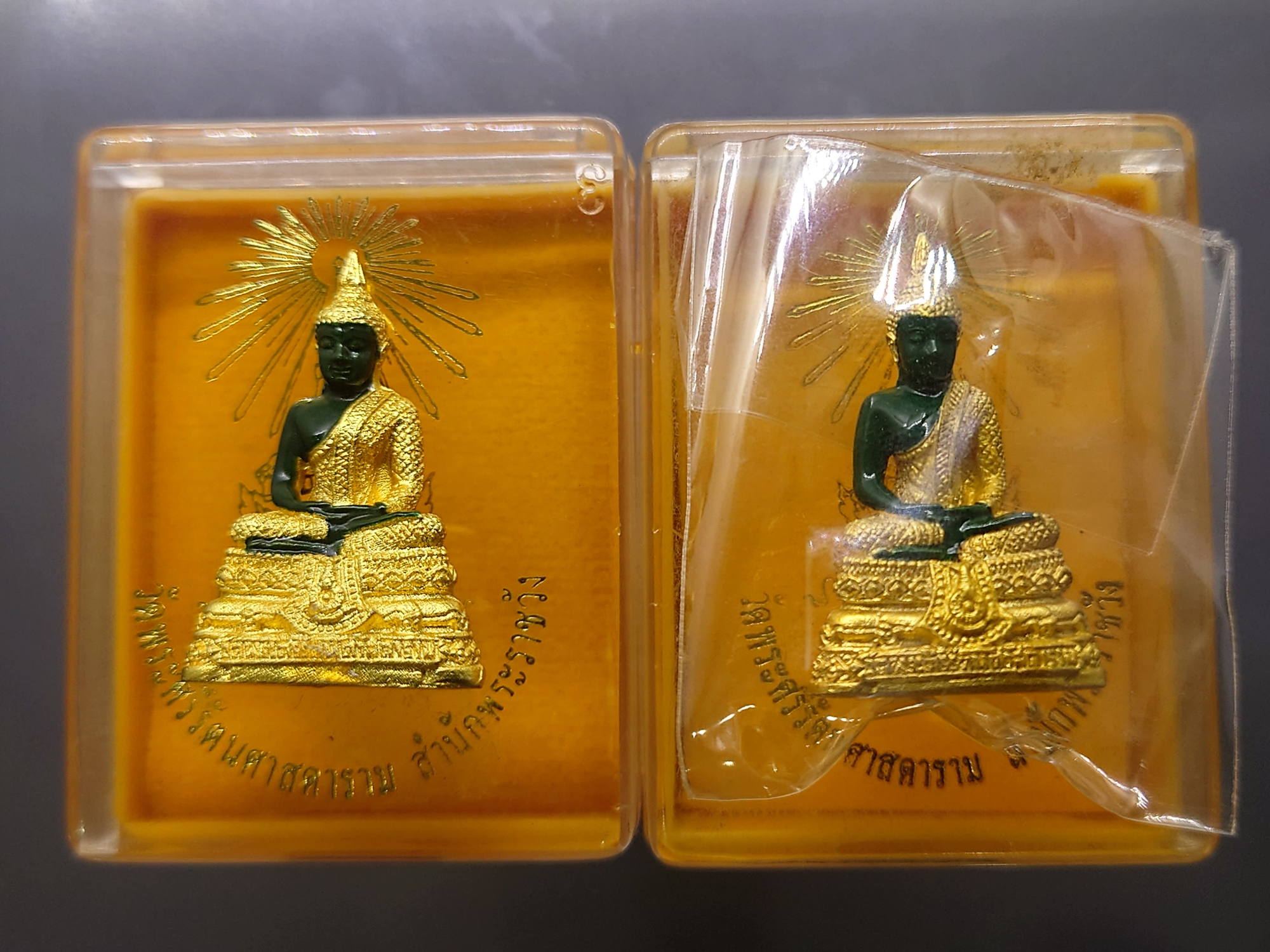 พระแก้วมรกต ทรงเครื่องฤดูฝน (ขนาดสูง 3 เซน) เนื้อโลหะเคลือบสีเขียว เครื่องทรงชุบทอง สำนักพระราชวัง สร้าง พุทธาภิเษก ณ วัดพระศรีรัตนศาสดาราม พ.ศ.2547 ตลับเดิม รับประกันแท้