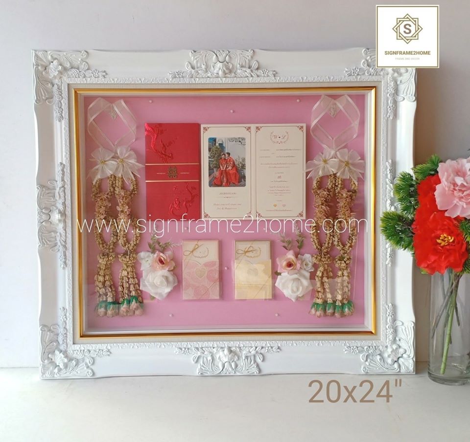 กรอบทรงลึกใส่พวงมาลัยงานแต่ง ไม้หลุยซ์สีขาว ปูพื้นสีชมพูอ่อน ขนาด 20x24นิ้ว