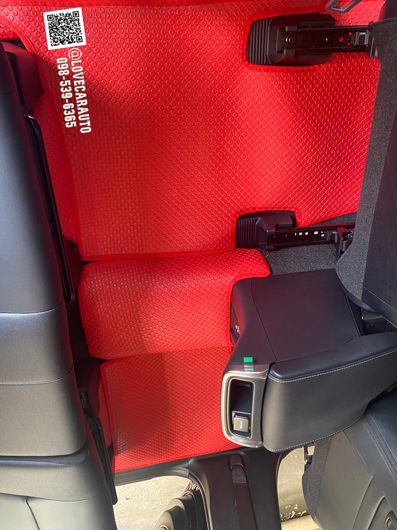 พรมปูพื้นรถยนต์ ผ้ายางPvcกระดุม Toyota Fortuner 2023 กระดุมสีแดง