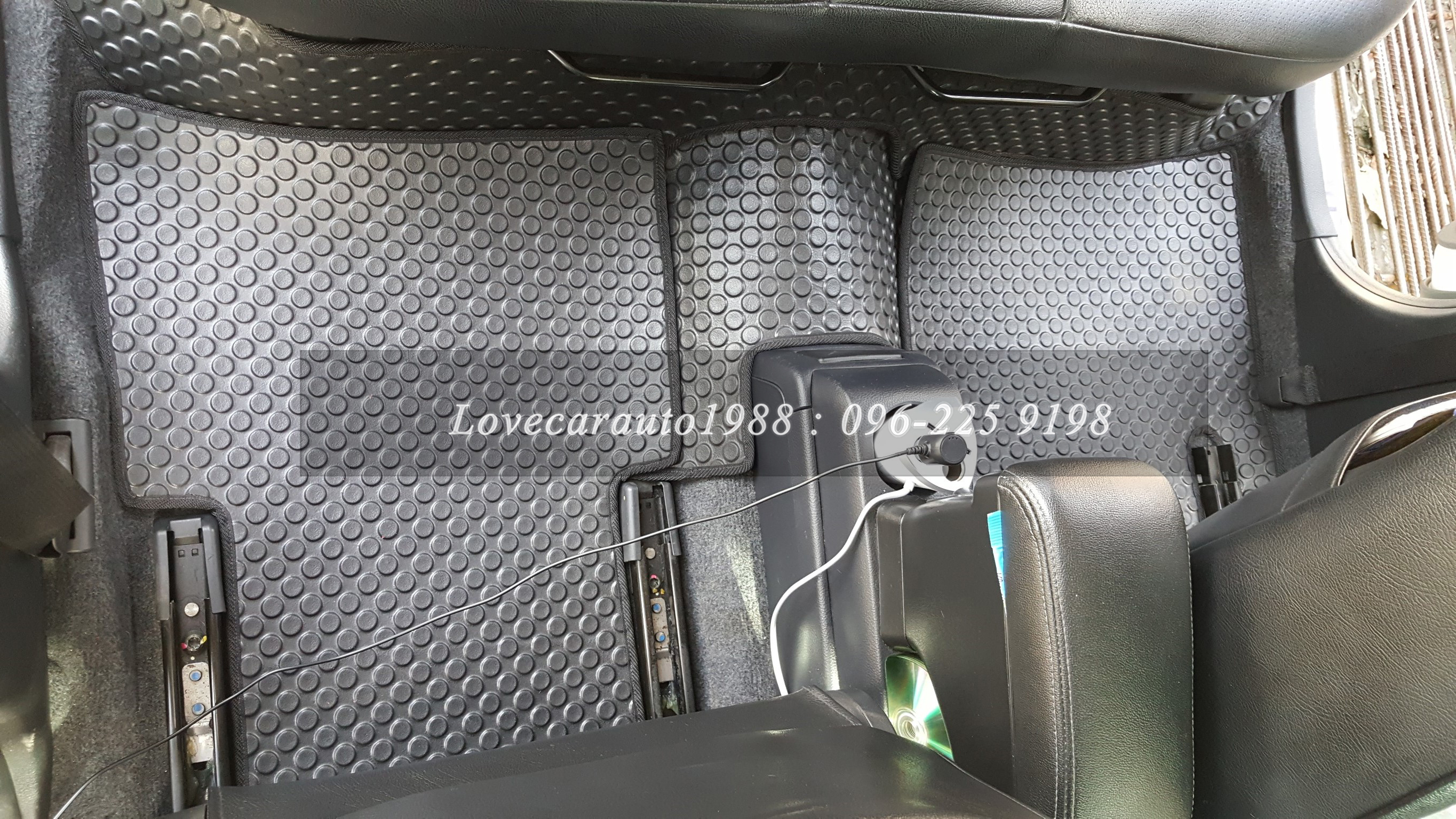 ยางปูพื้นรถยนต์ Nissan Tiidaa ลายกระดุมสีดำ