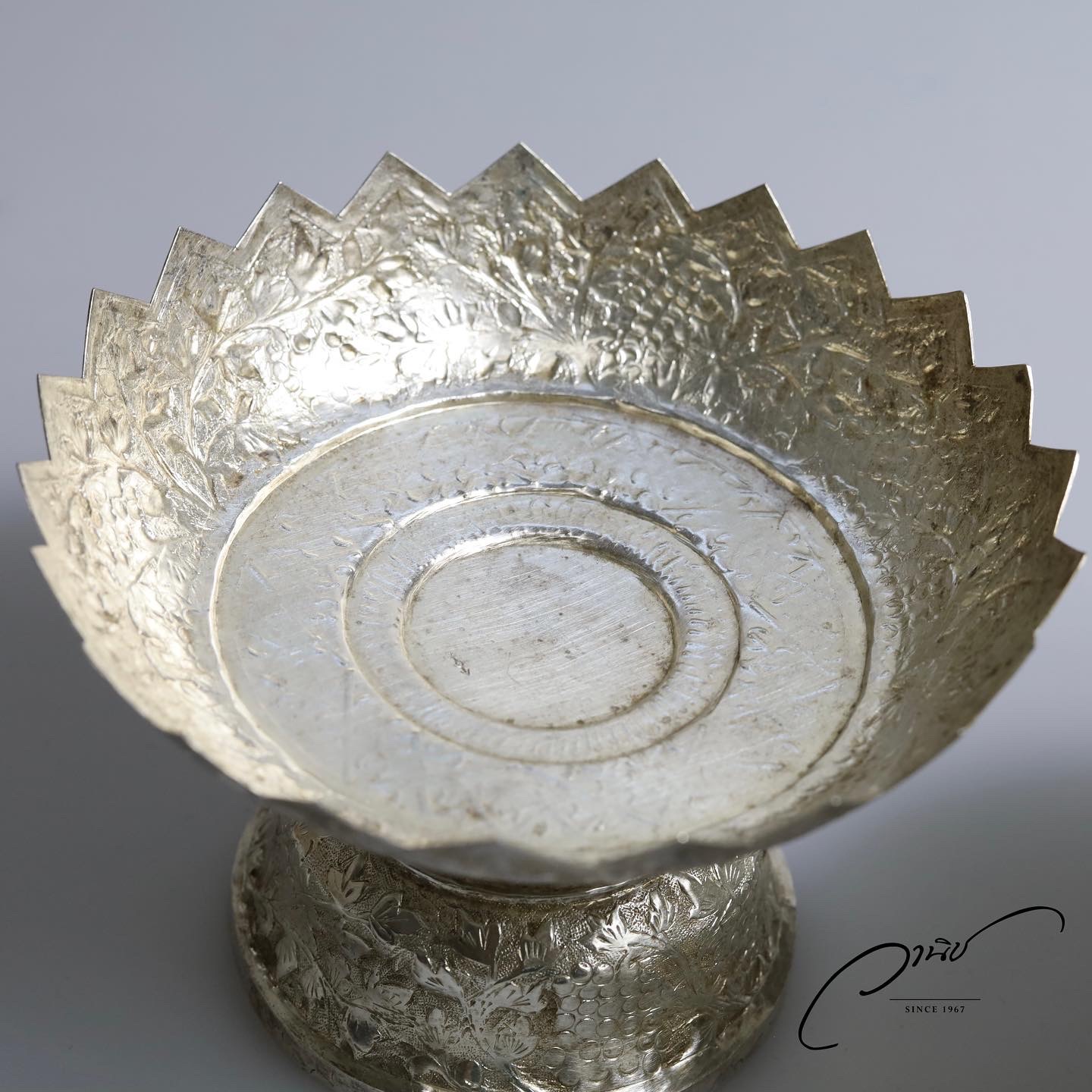 ชุดขันเงินและพานเงินรุ่นเก่า แกะลายต้นไม้และผลไม้