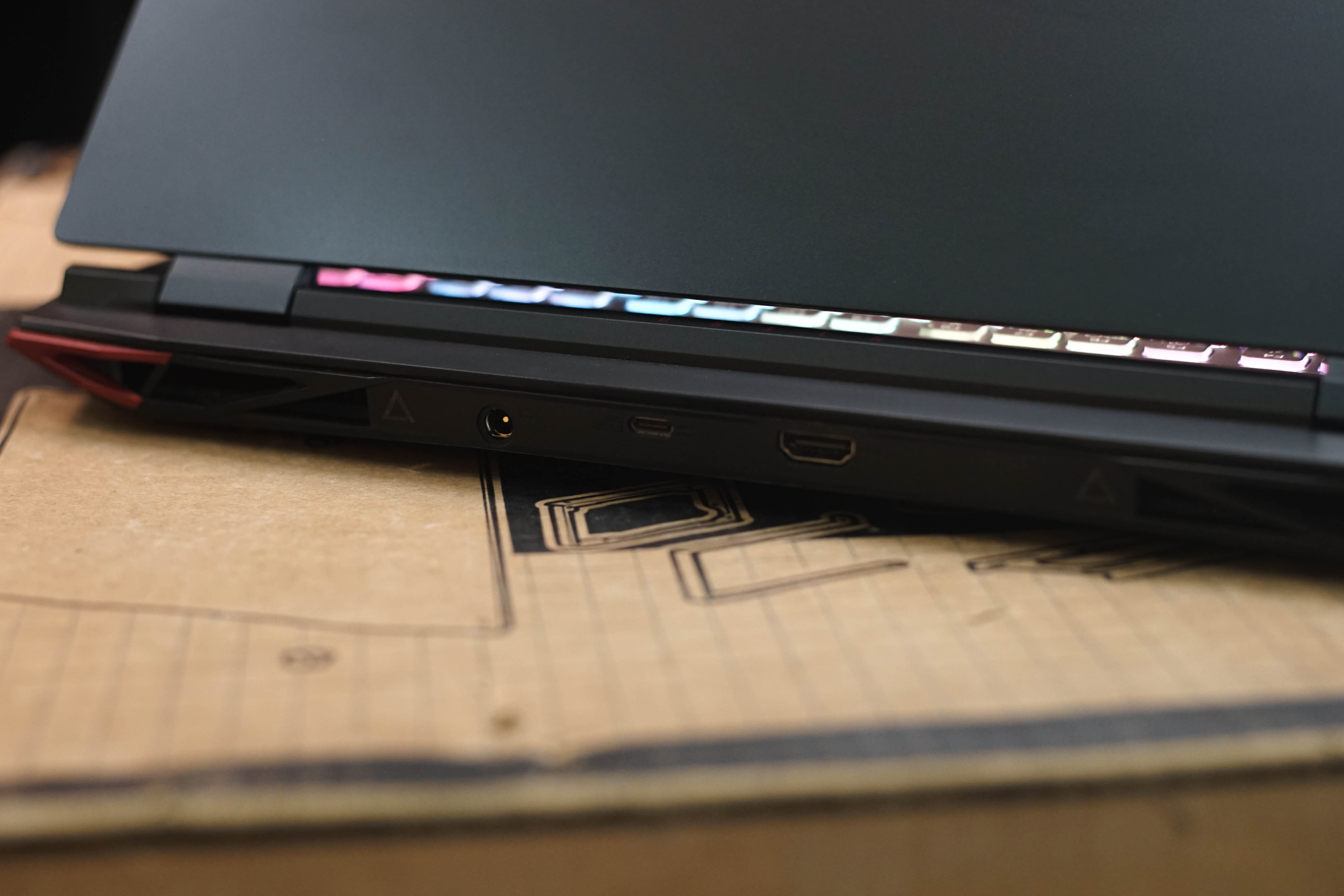 โน๊ตบุ๊คเล่นเกมมือสอง Acer Nitro 5 AN515-57-58LR R7 7735HS RAM 8 GB M.2 512GB RTX3050