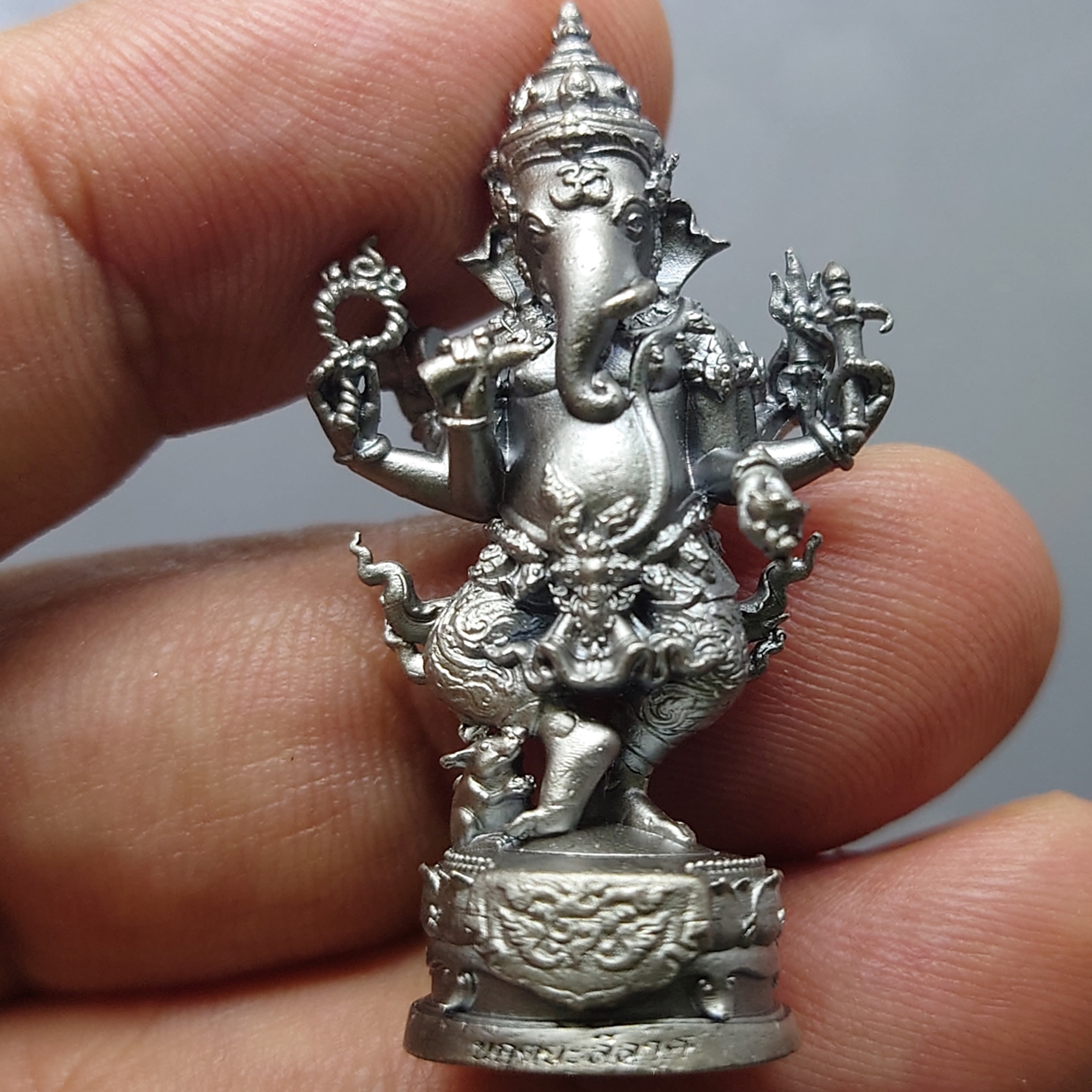 พระพิฆเนศ ปางนฤตยะ มหามงคล ๙๑๐ เนื้อเงินมุก (โคท 8) ขนาด 4 เซ็น จัดสร้างโดย คณะดนตรีและการแสดง มหาวิทยาลัยบูรพา พ.ศ.2562 พร้อมกล่องเดิม