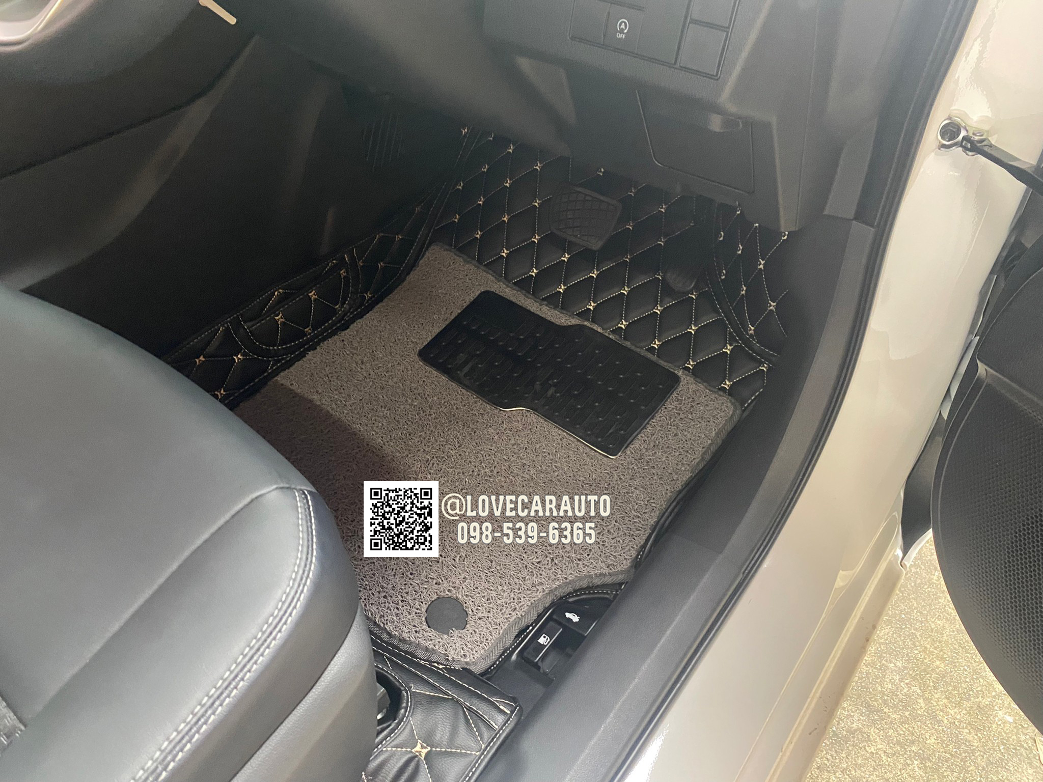 พรมปูพื้นรถยนต์ 7D Toyota Yaris Ativ 2023 สีดำด้ายทอง +ไวนิลเทา