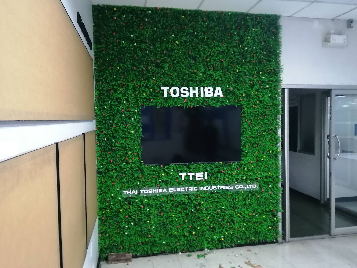 งานตกแต่งบอร์ดกระดานติดผนังของโรงงานโตชิบา
