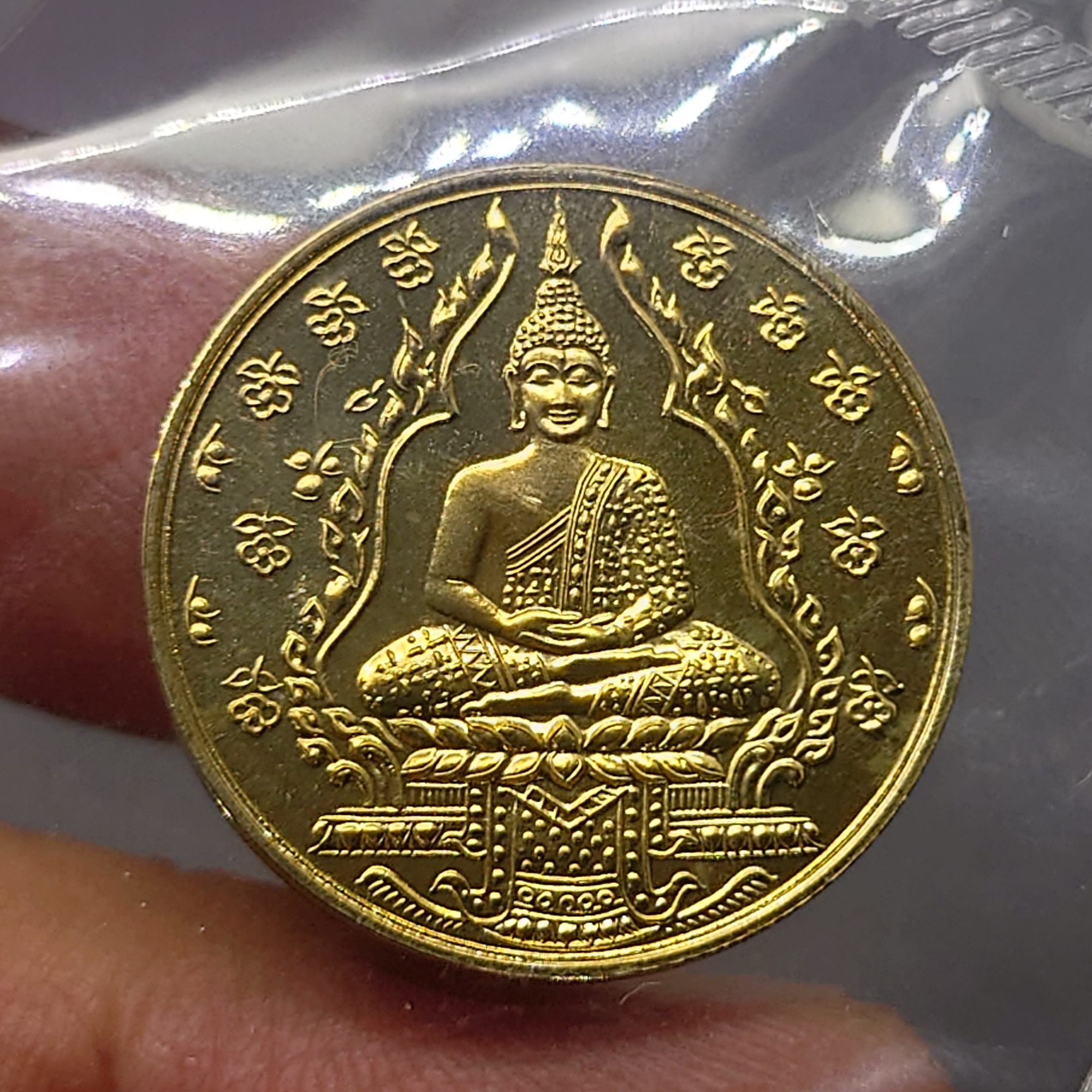 พระแก้วมรกต รุ่น2 (ชุด 3 เหรียญ เนื้อทองแดง อัลปาก้า เงิน) วัดพระศรีรัตนศาสดาราม ปี 2547 ไม่ผ่านใช้ นิยม หายาก สร้างโดยสำนักพระราชวัง