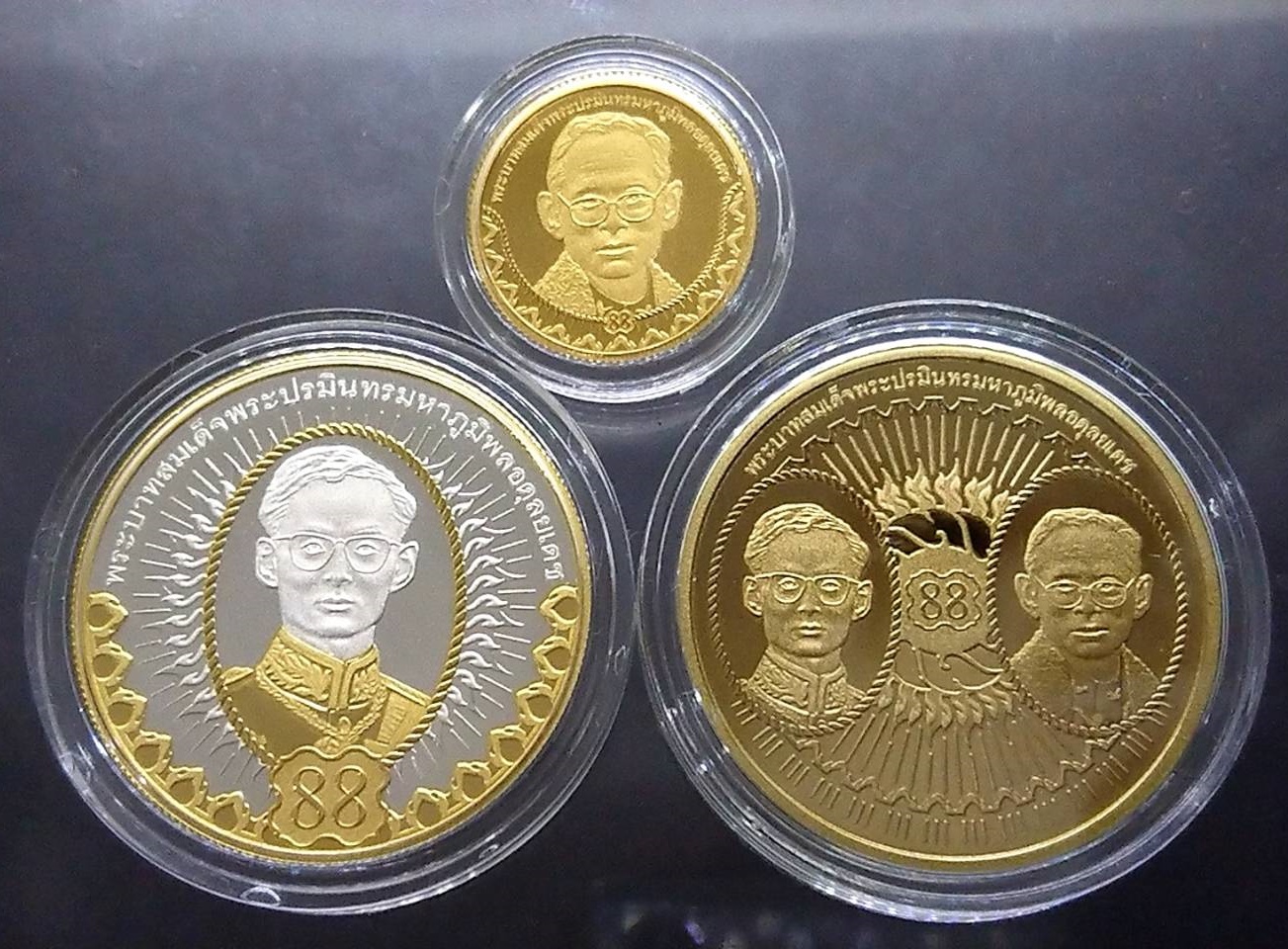 ชุดเหรียญที่ระลึก 3 เหรียญ เฉลิมพระเกียรติ รัชกาลที่9 ครบ 88 พรรษา พร้อมกล่องใบเซอร์