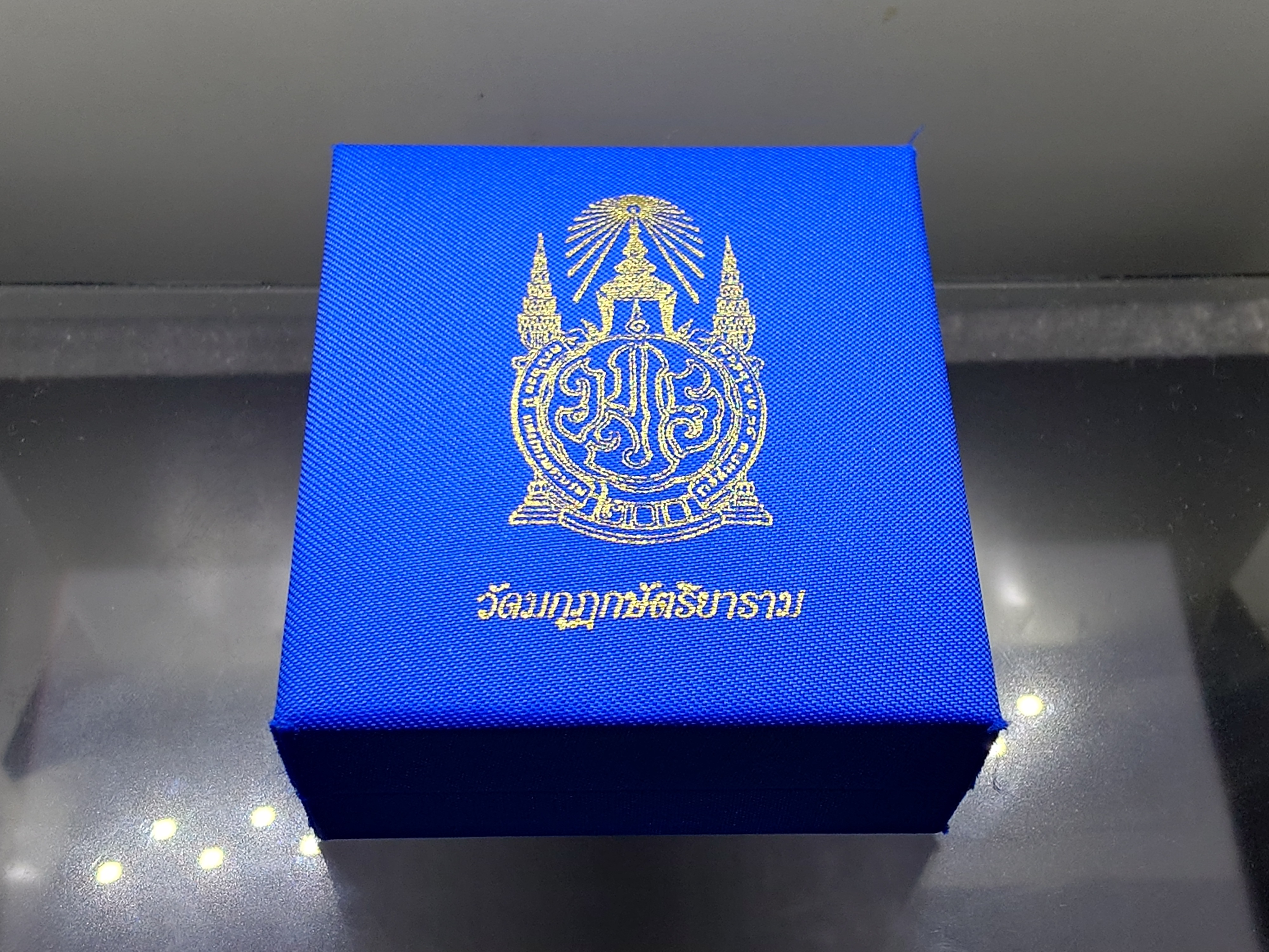 พระนิรันตราย เนื้อเงินสามกษัตริย์ พิมพ์ใหญ่ 200 ปี พระจอมเกล้าฯ โครงการบูรณะฯ โบราณสถาน วัดมกุฏกษัตริยาราม ปี2547 พร้อมกล่องเดิม