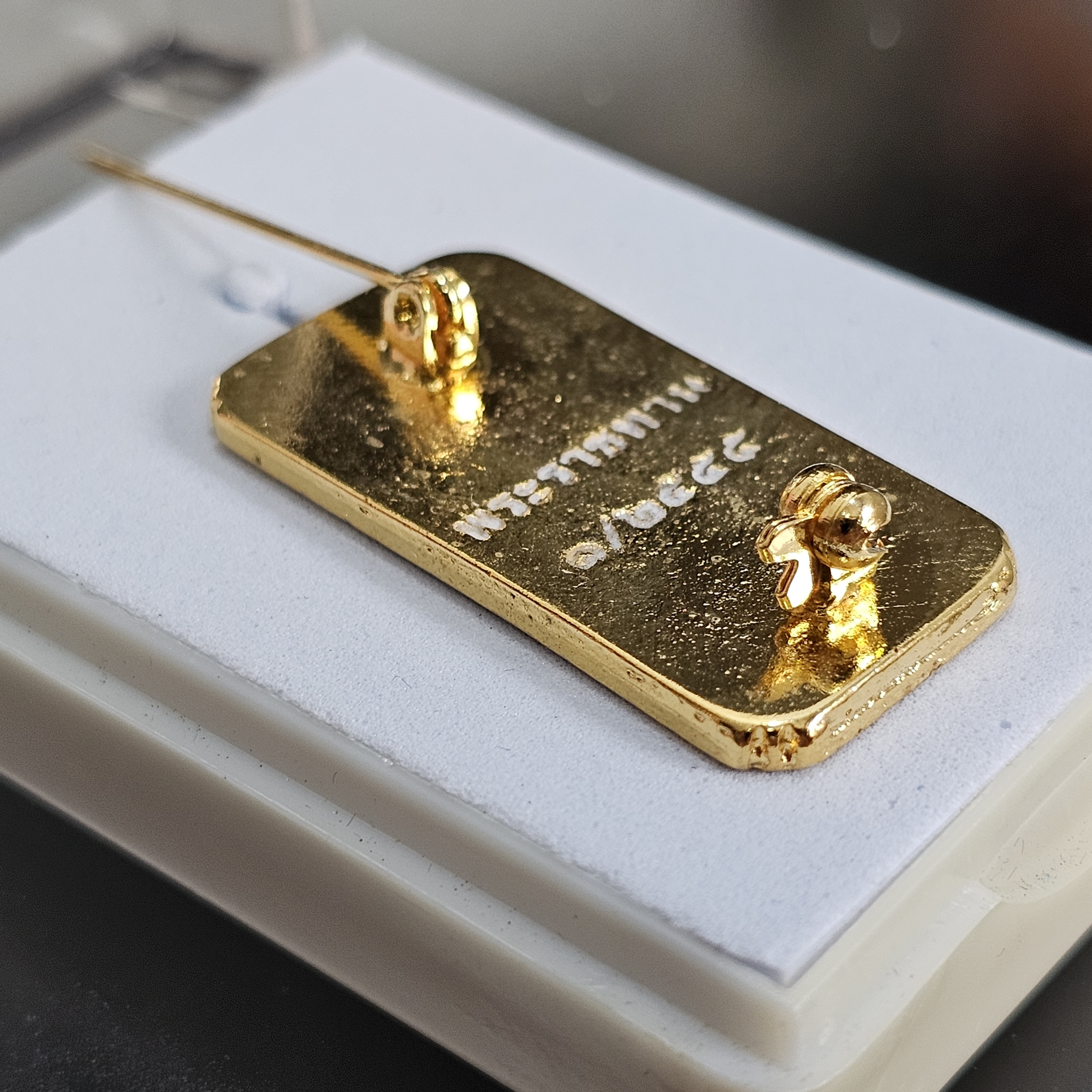 เข็มกลัด เข็มพระราชทาน พระราชพิธีพระราชทานเพลิงพระศพ เจ้าฟ้าเพชรรัตนฯ ปี2555 พร้อมกล่อง