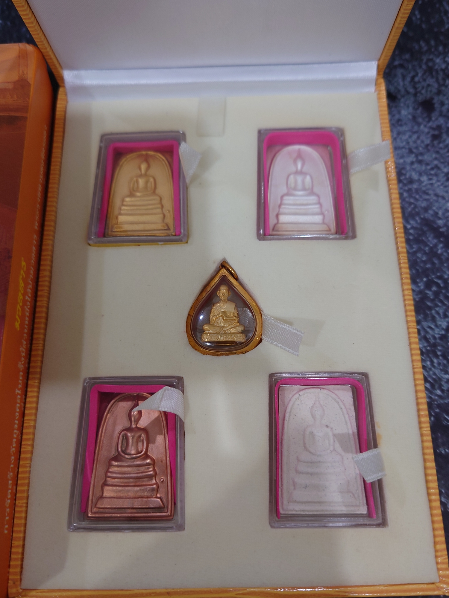 พระสมเด็จวัดระฆัง “จักรพรรดิแห่งพระเครื่องเมืองสยาม” บรรจุมวลสารเก่า รุ่นใต้ร่มโพธิ์ทอง พ.ศ. 2549 ชุดกรรมการ กล่องเดิมๆ