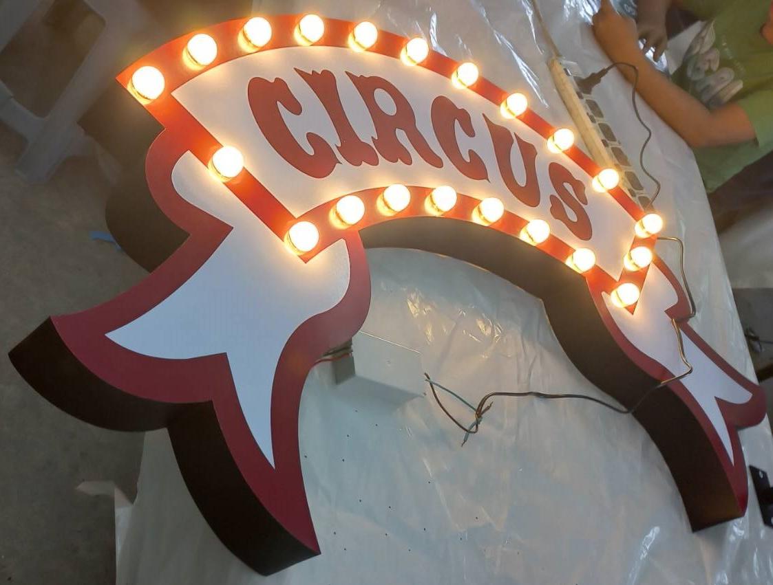 ป้ายไฟปิงปอง “CIRCUS” | ป้ายรูปทรงโค้งแนวละครสัตว์วินเทจ พร้อมไฟหัวกระสุนเรียงแสงอบอุ่น สะดุดตา